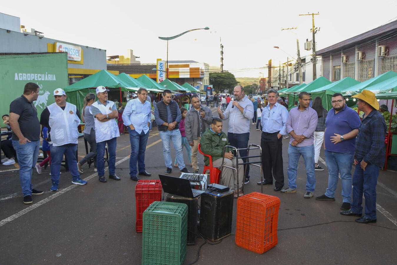Ato marcou a entrega das novas barracas da Feira do Produtor de Toledo