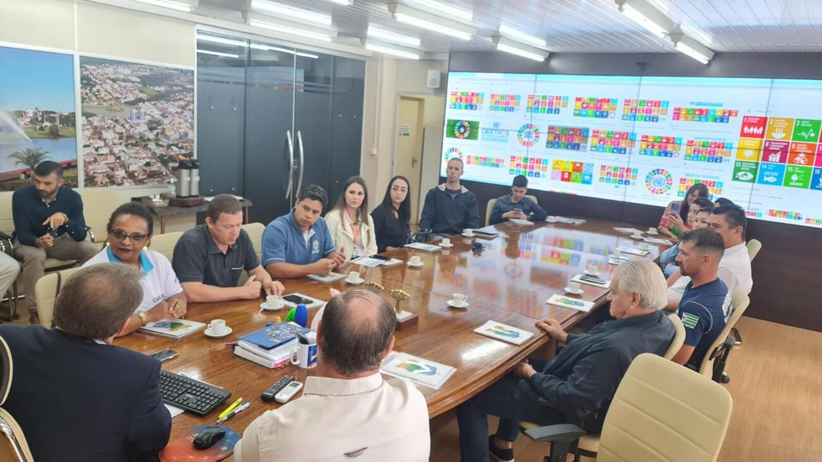Gestores receberam integrantes do Núcleo ODS de Toledo e uma comitiva de Cascavel para falar da coleta e destinação dos resíduos gerados