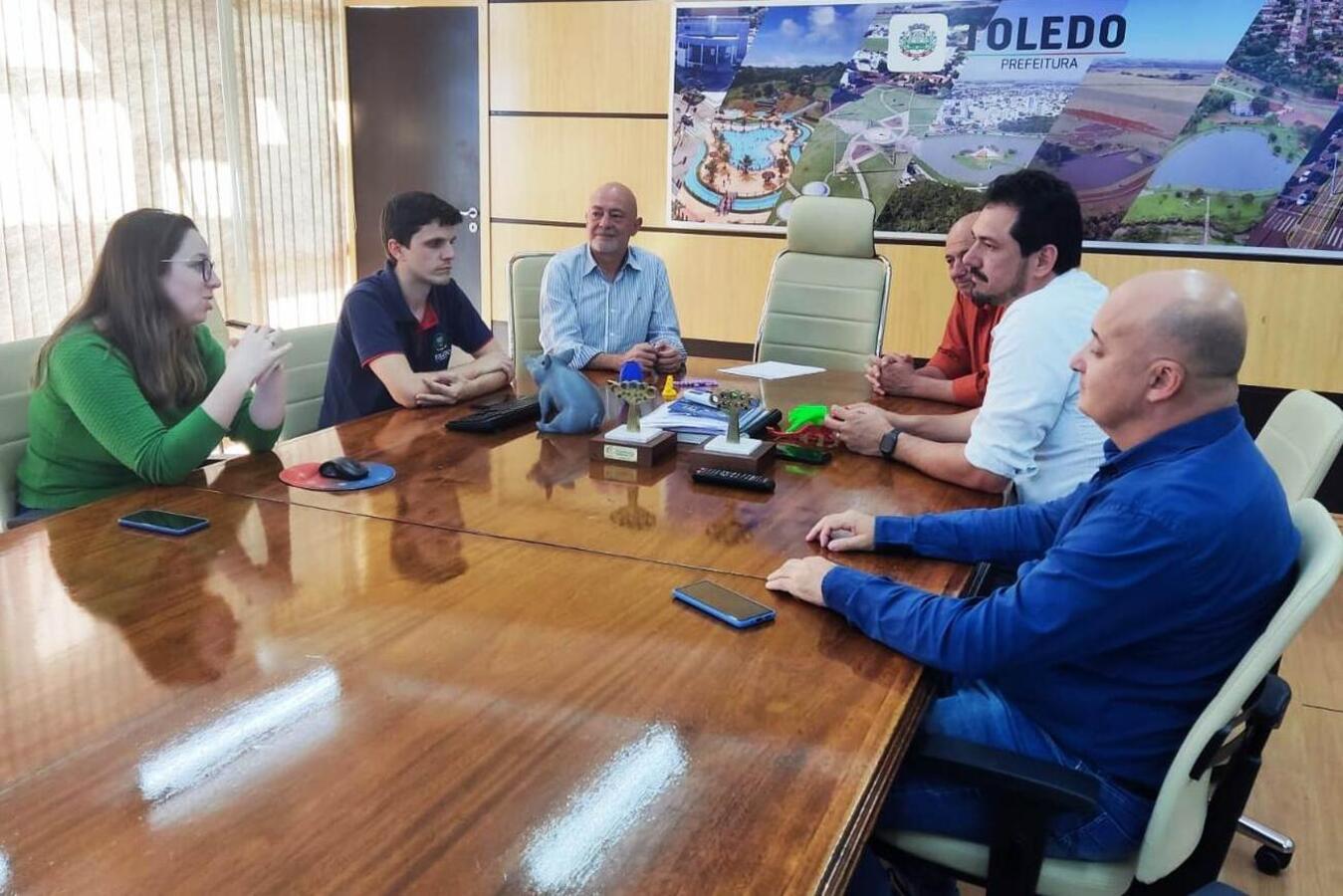Representantes da administração municipal recebem secretário de Lucas do Rio Verde