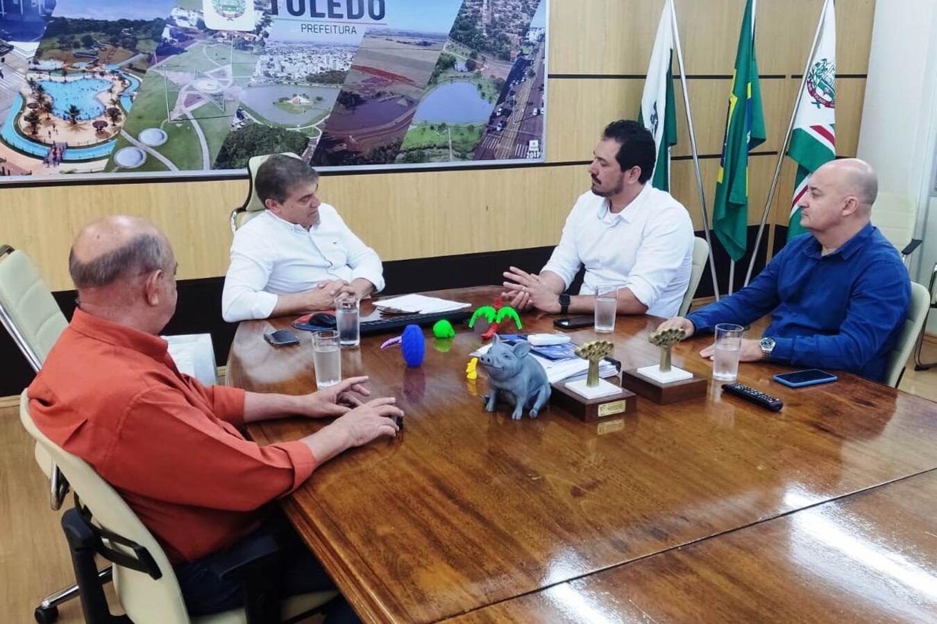 Representantes da administração municipal recebem secretário de Lucas do Rio Verde