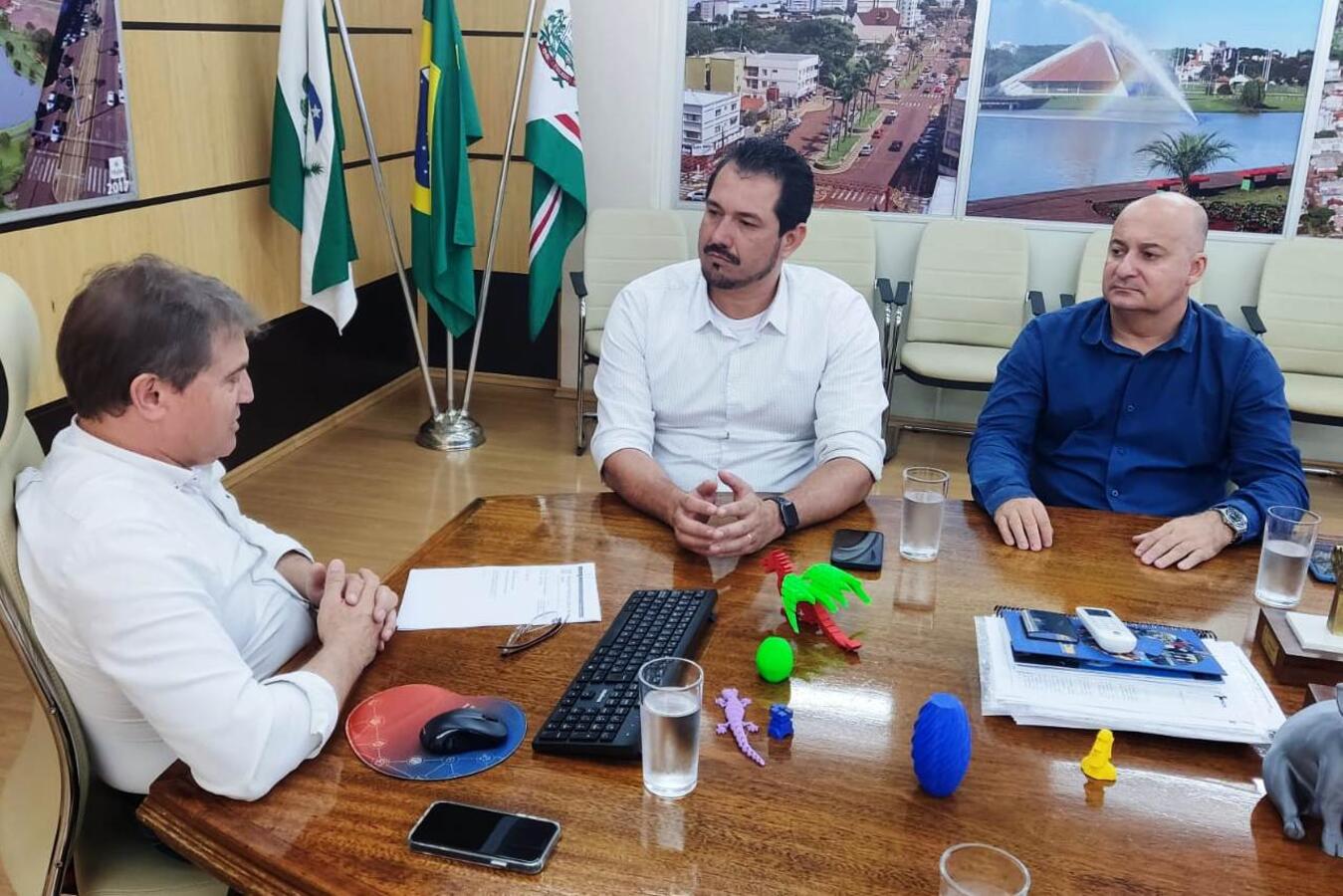 Representantes da administração municipal recebem secretário de Lucas do Rio Verde