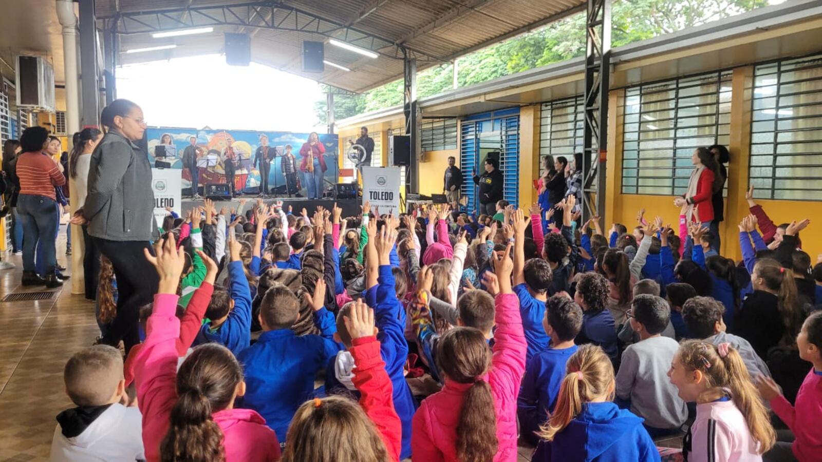 Espetáculo foi apresentado nesta segunda-feira (22) nas escolas Henrique Brod e Walmir Grande; até o fim da semana, mais oito escolas serão contempladas