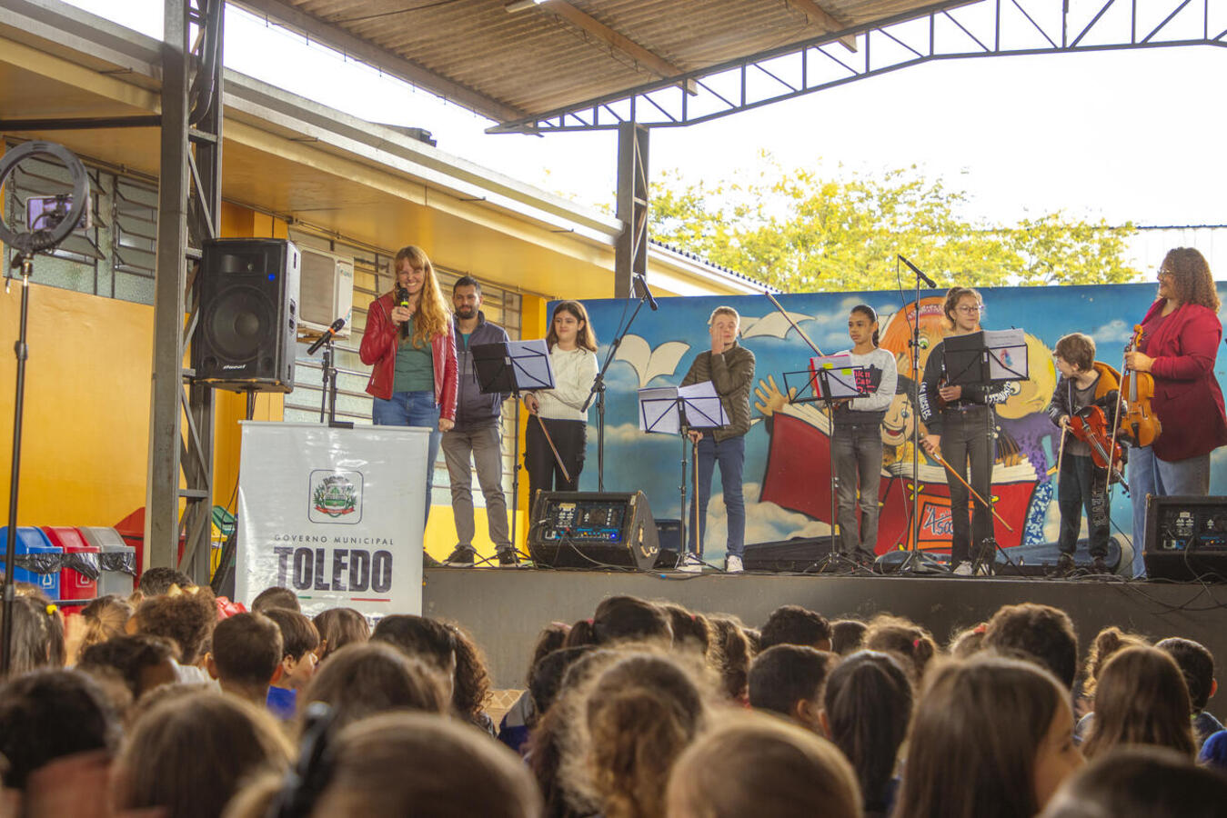 Espetáculo foi apresentado nesta segunda-feira (22) nas escolas Henrique Brod e Walmir Grande; até o fim da semana, mais oito escolas serão contempladas