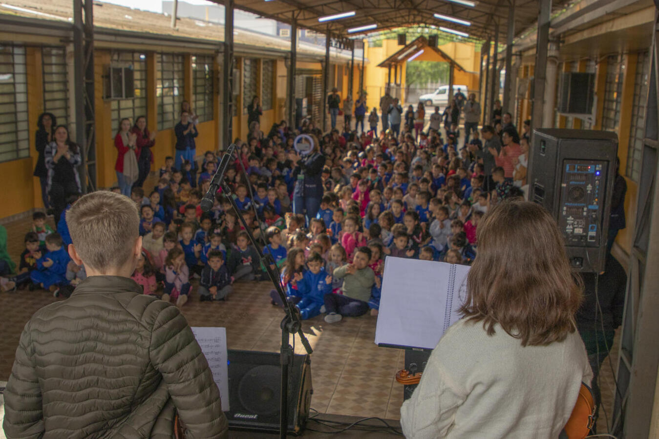 Espetáculo foi apresentado nesta segunda-feira (22) nas escolas Henrique Brod e Walmir Grande; até o fim da semana, mais oito escolas serão contempladas