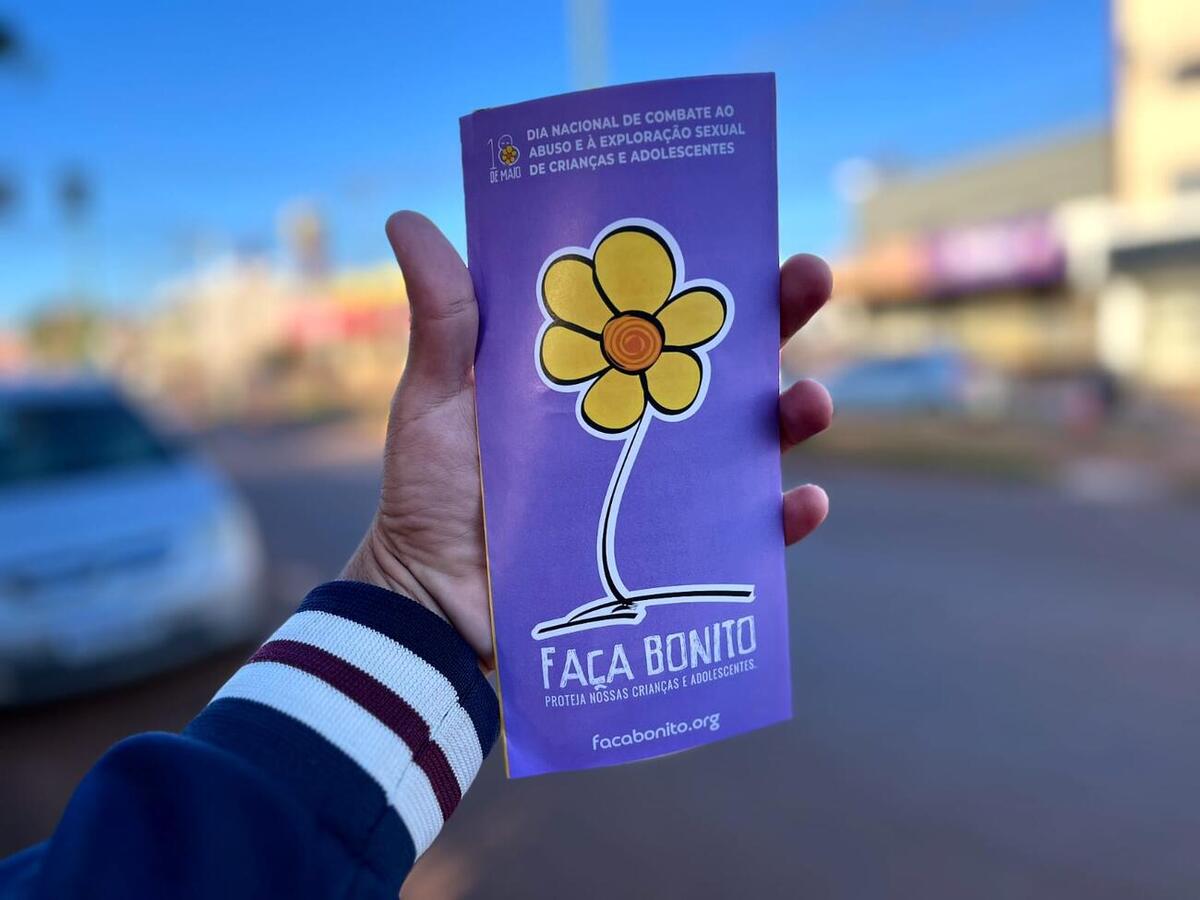 Material informativo alusivo ao Dia Nacional de Combate ao Abuso e Exploração Sexual contra Crianças e Adolescentes foi distribuído em quatro pontos da cidade