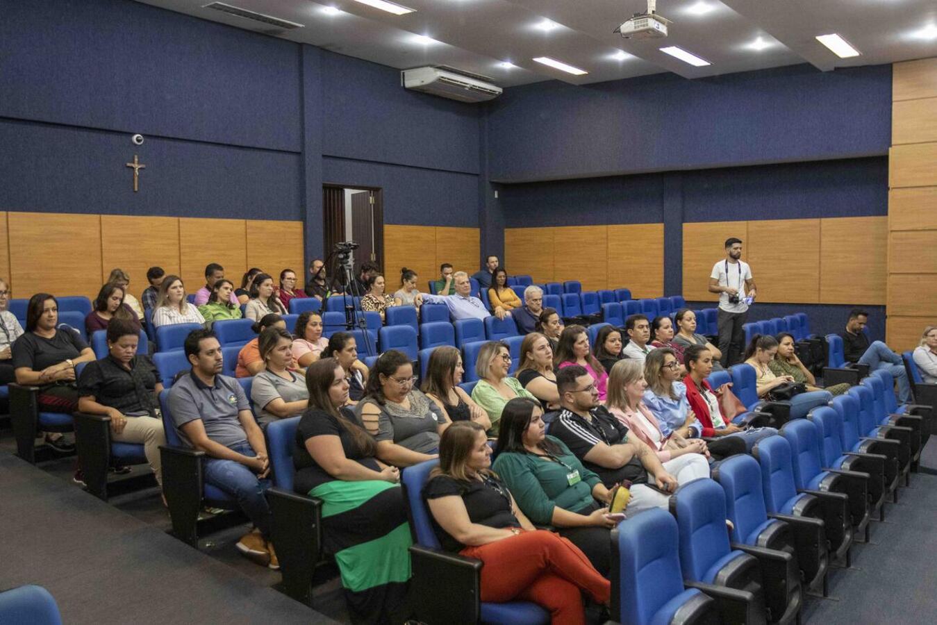 Ato realizado na tarde desta terça (9) no Auditório Acary Oliveira apresentou à comunidade 18 educadores que farão especialização e 2 que cursarão mestrado