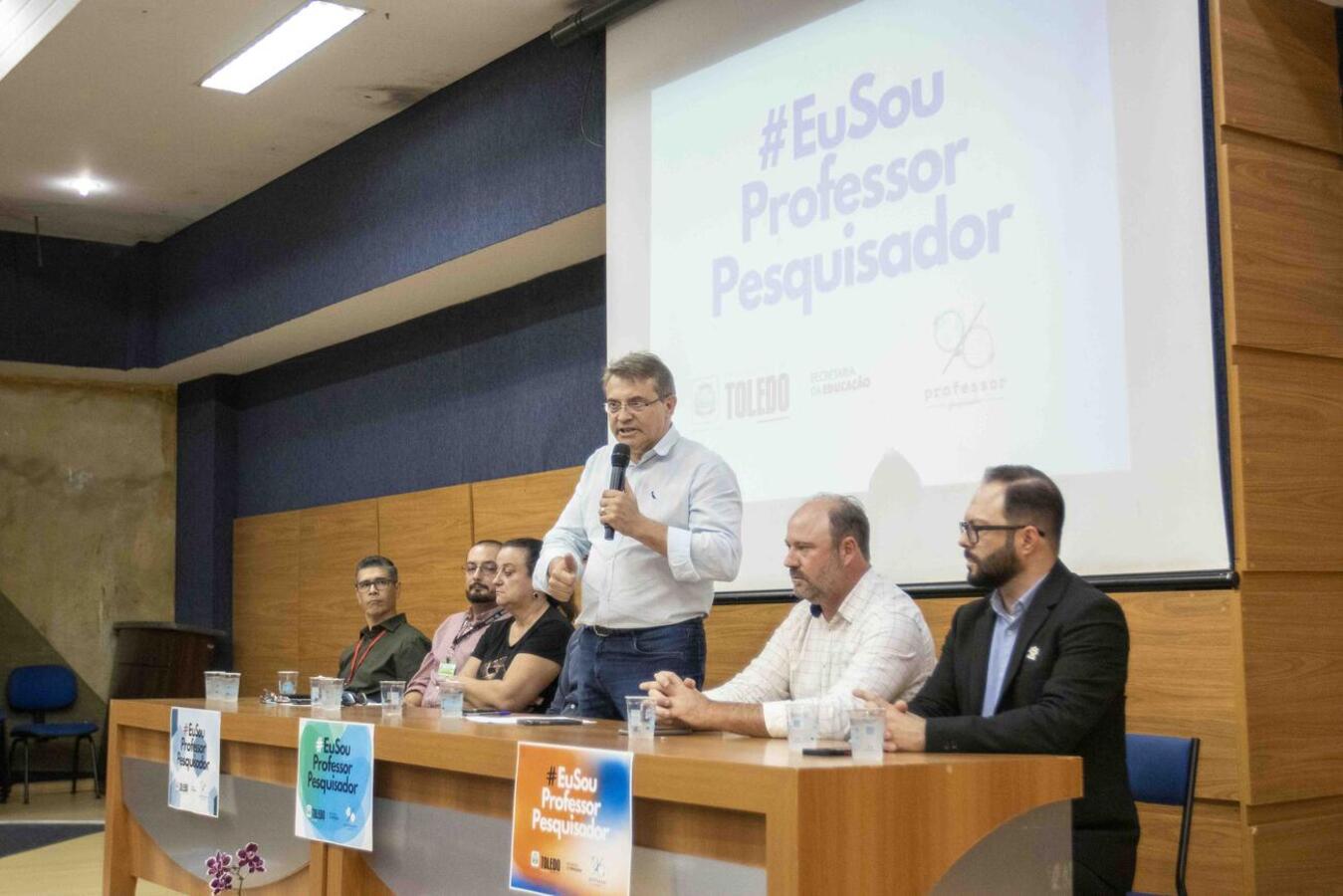 Ato realizado na tarde desta terça (9) no Auditório Acary Oliveira apresentou à comunidade 18 educadores que farão especialização e 2 que cursarão mestrado