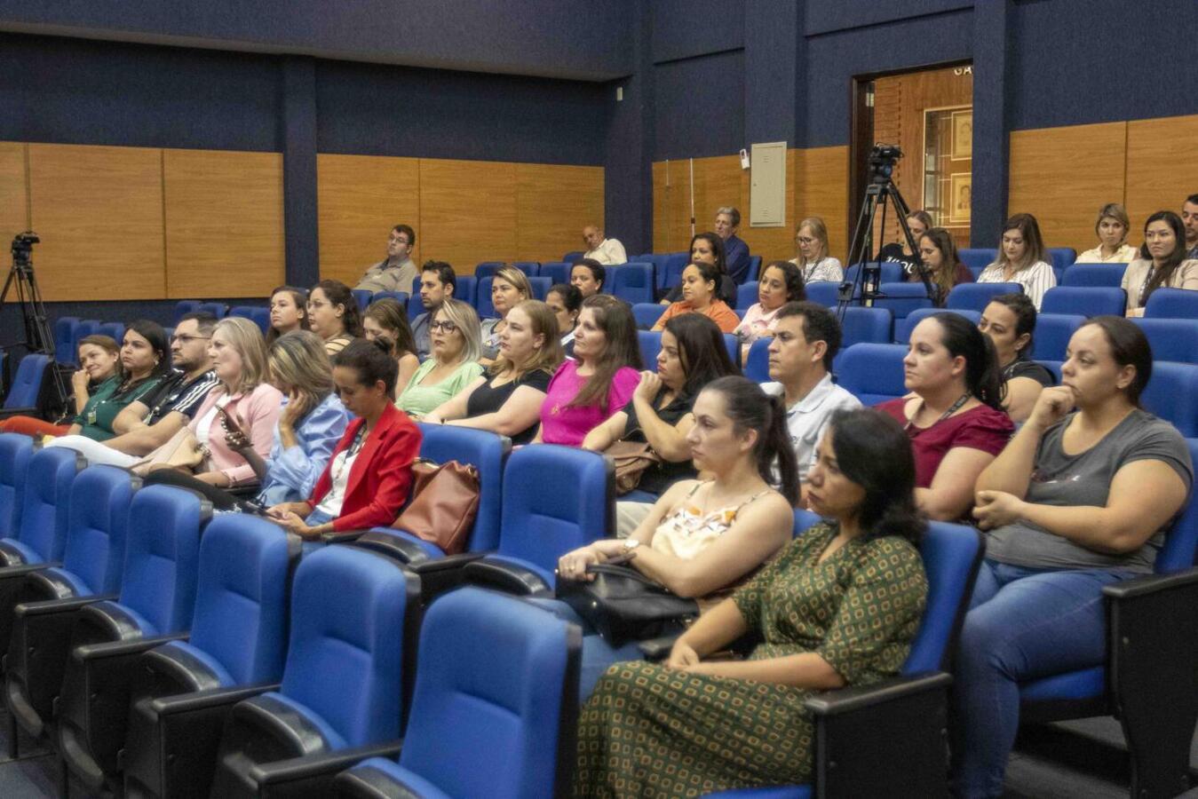 Ato realizado na tarde desta terça (9) no Auditório Acary Oliveira apresentou à comunidade 18 educadores que farão especialização e 2 que cursarão mestrado