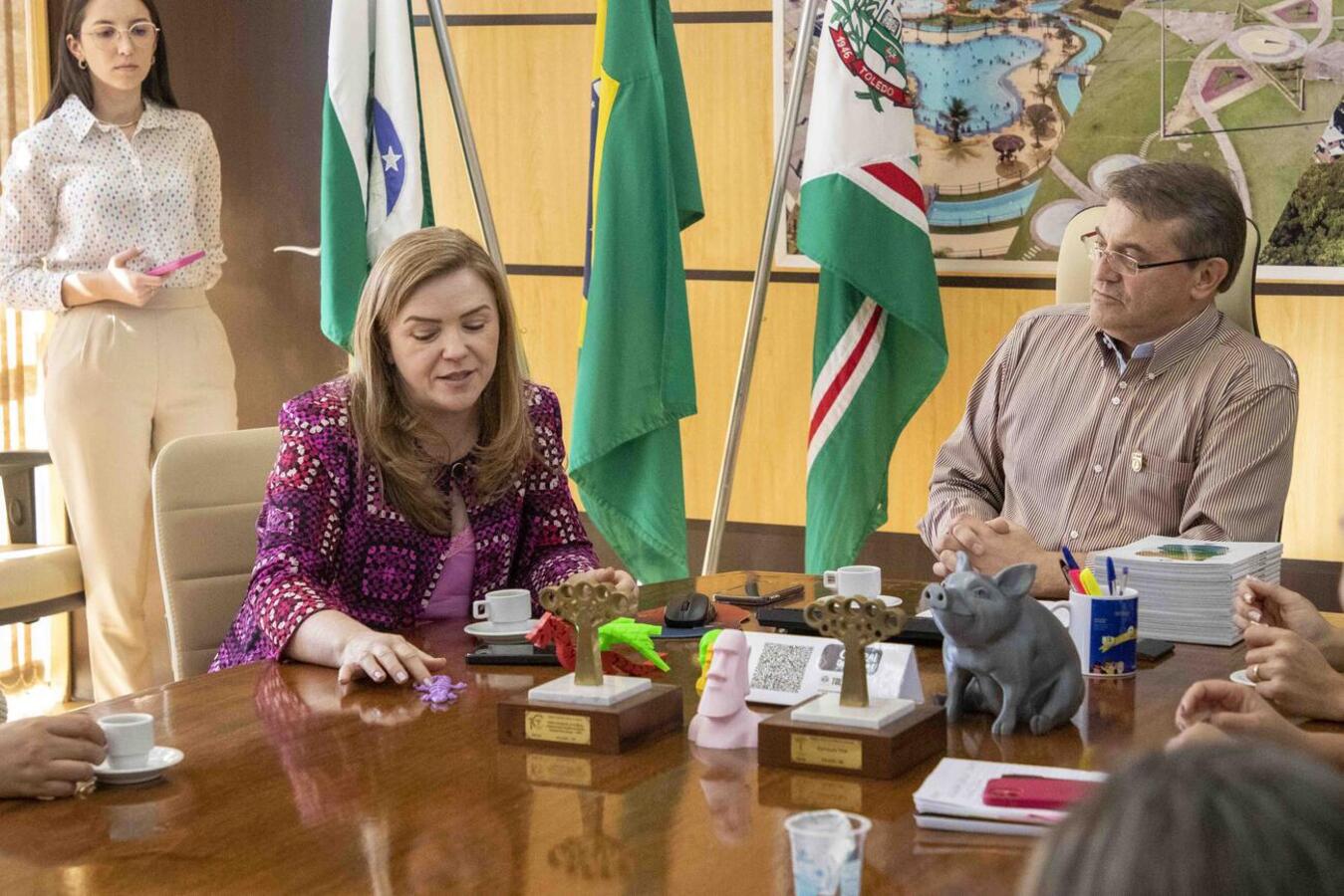 Acompanhada de sua equipe técnica, a titular da Secretaria de Estado da Mulher e Igualdade Racial, Leandre Dal Ponte, conheceu experiências locais e propôs parcerias