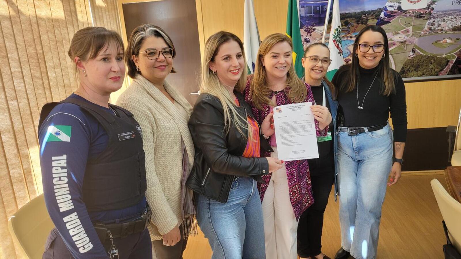 Acompanhada de sua equipe técnica, a titular da Secretaria de Estado da Mulher e Igualdade Racial, Leandre Dal Ponte, conheceu experiências locais e propôs parcerias