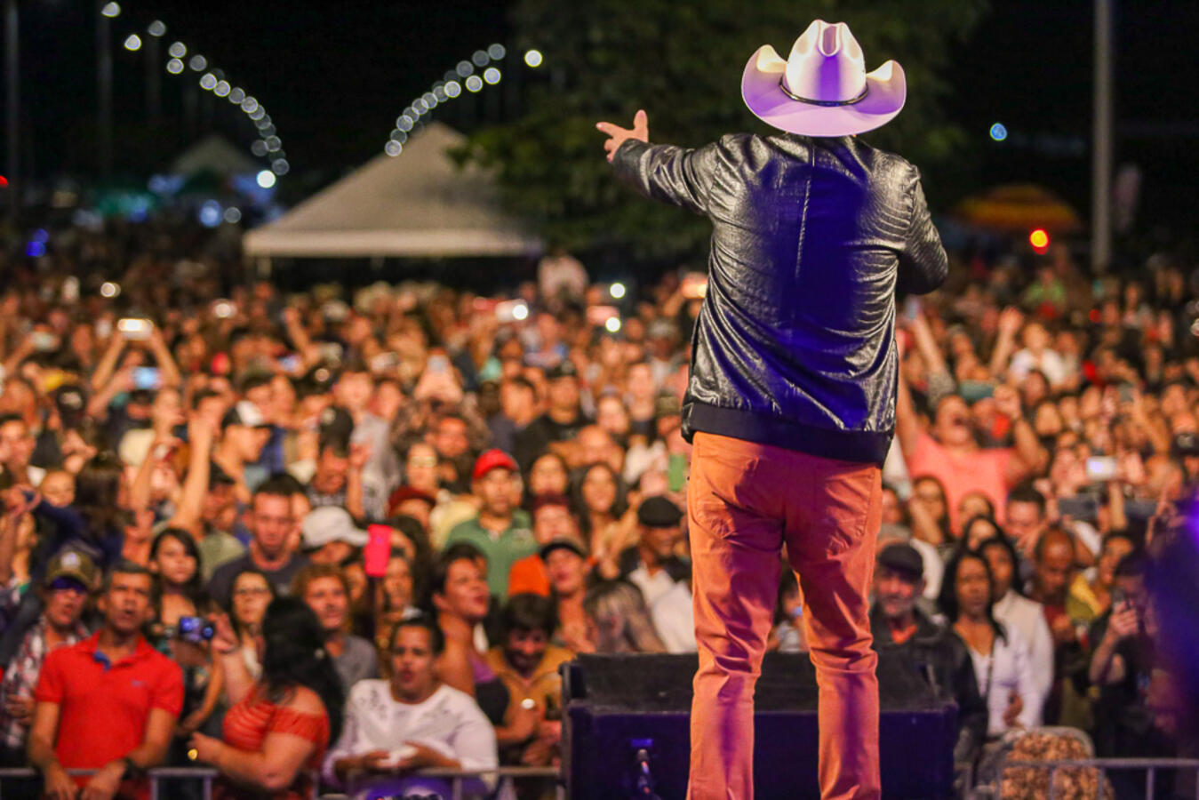 Toledanos celebram Dia do Trabalhador com show do Trio Parada Dura