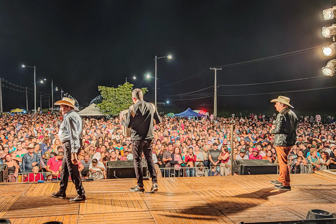 Toledanos celebram Dia do Trabalhador com show do Trio Parada Dura