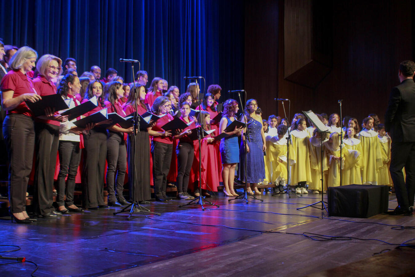 Divididos em 11 grupos, mais de 300 músicos, entre coralistas, regentes e maestros, se apresentaram na noite de sábado (3) para encerramento do evento