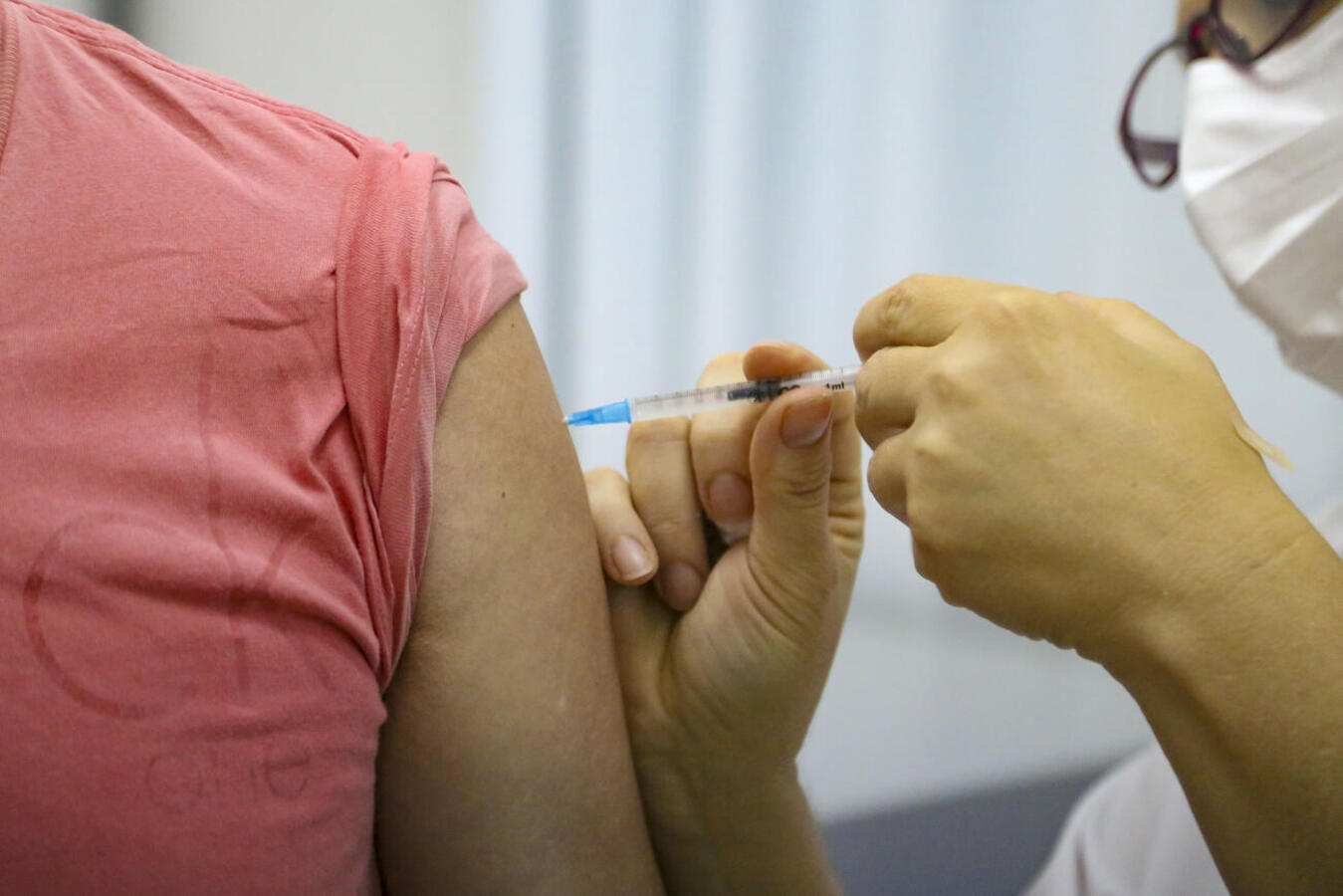 Até sexta-feira (16), algumas unidades ficam abertas até 21h; no sábado (17), das 10h às 22h, doses de imunizante contra a Influenza serão aplicadas em shopping