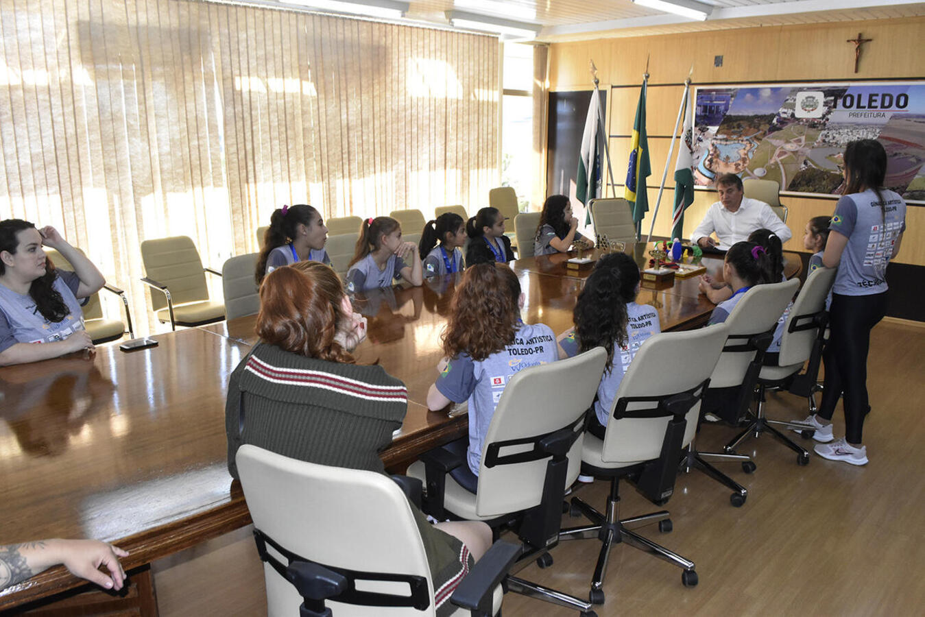 Campeãs paranaenses de ginástica artística são recepcionadas pelo prefeito e vice