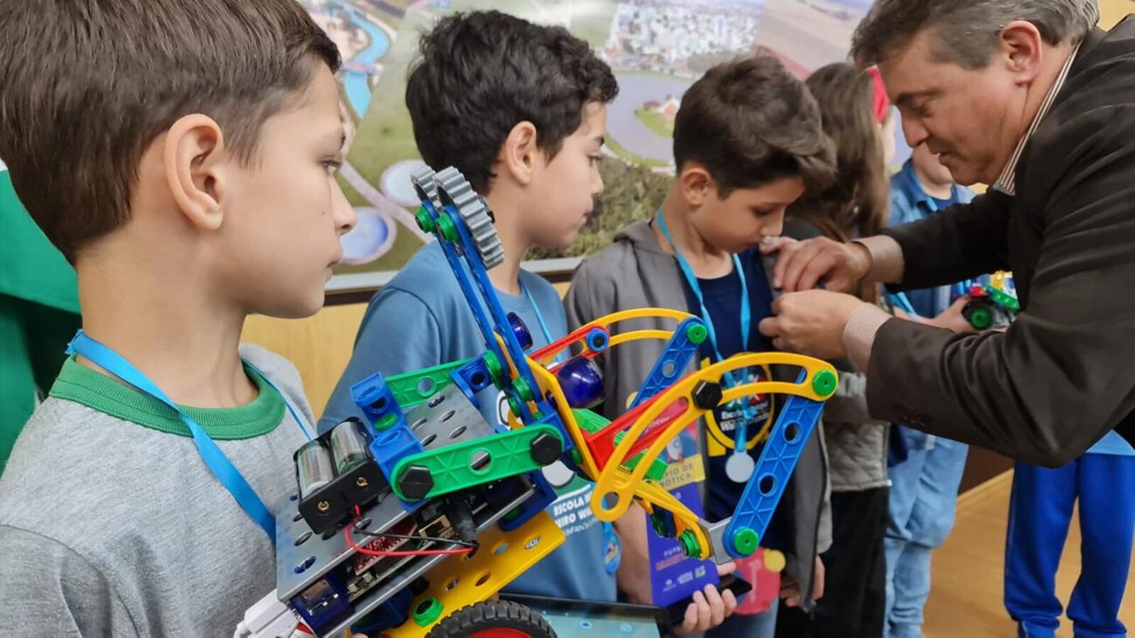 Prefeito autorizou a compra de equipamentos para melhorar a estrutura pedagógica das escolas durante ato que condecorou alunos que se destacaram no desafio de robótica