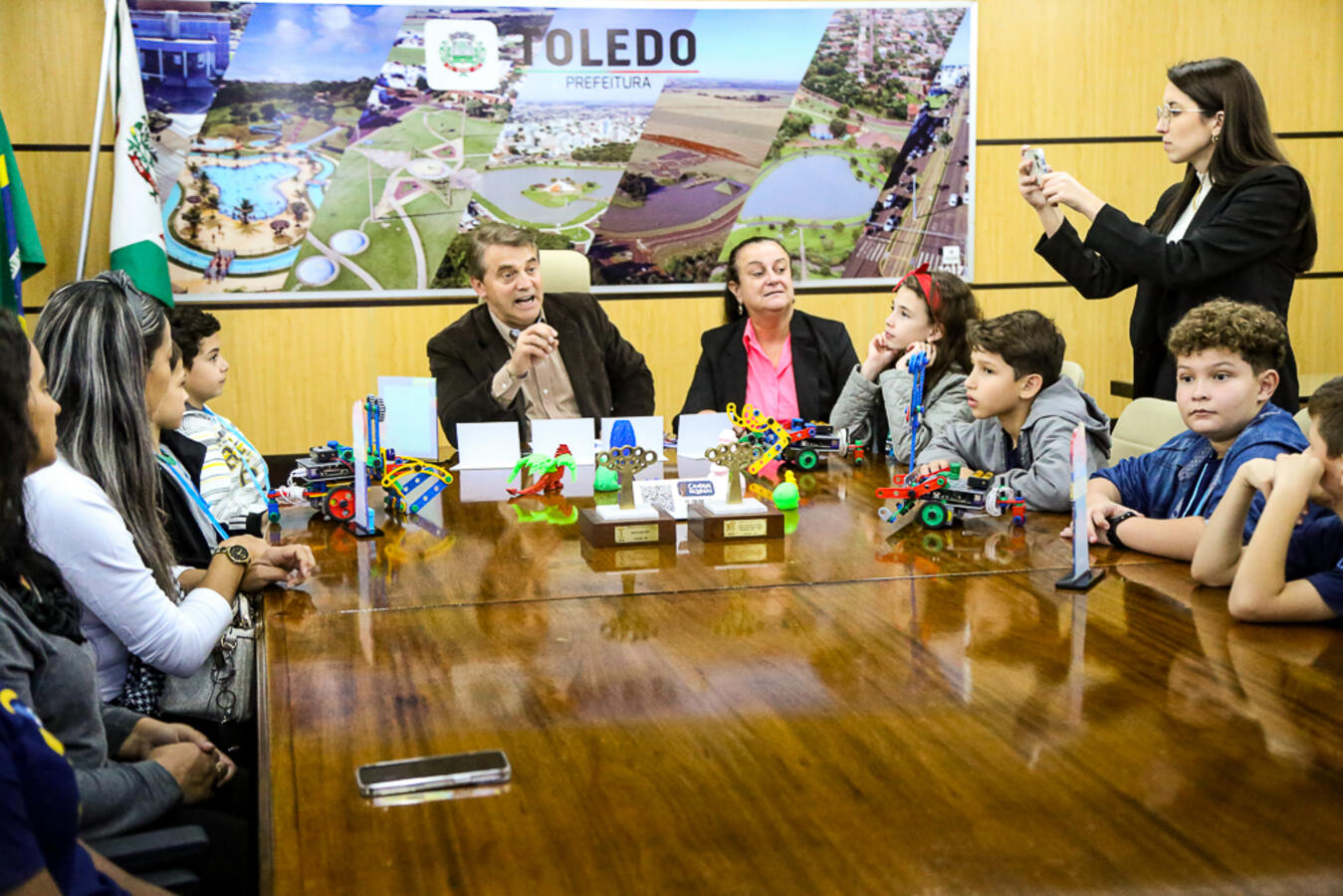 Prefeito autorizou a compra de equipamentos para melhorar a estrutura pedagógica das escolas durante ato que condecorou alunos que se destacaram no desafio de robótica