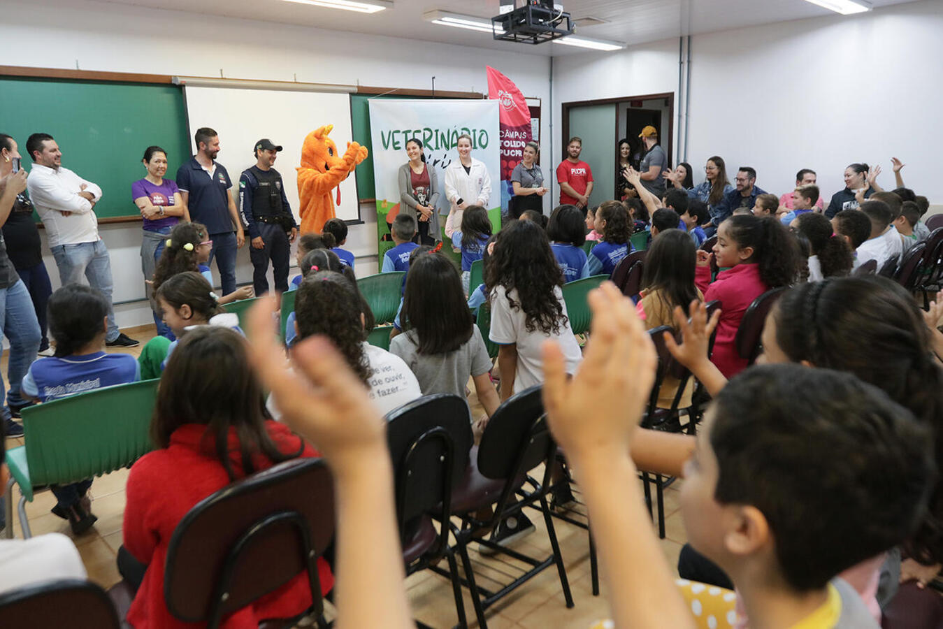 Parceria entre a Prefeitura e a PUC forma 190 veterinários mirins