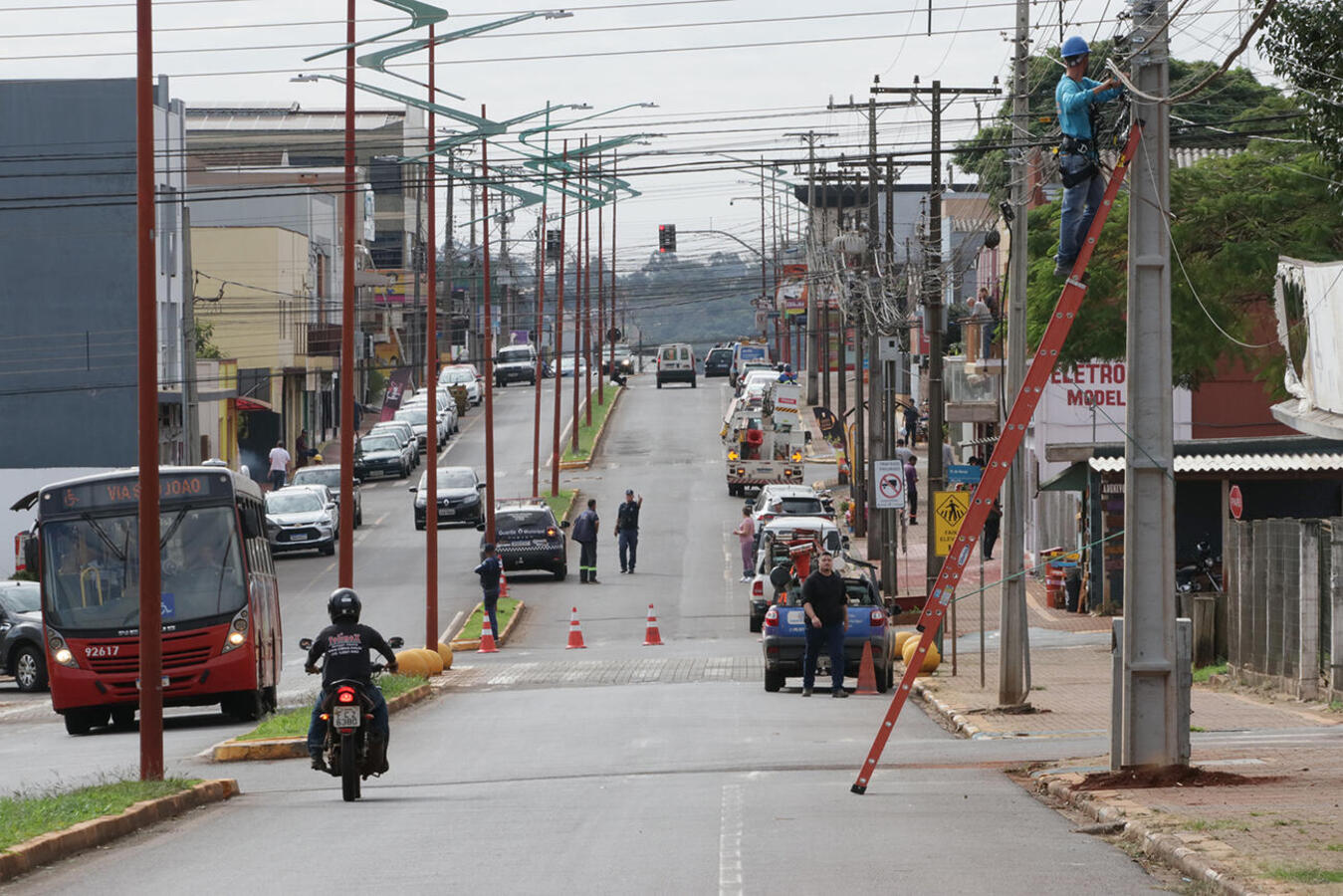 Com apoio da Guarda Municipal, equipes da companhia estão realizando o corte de cabos telefônicos e fibra óptica desativados; trabalho segue por toda a semana