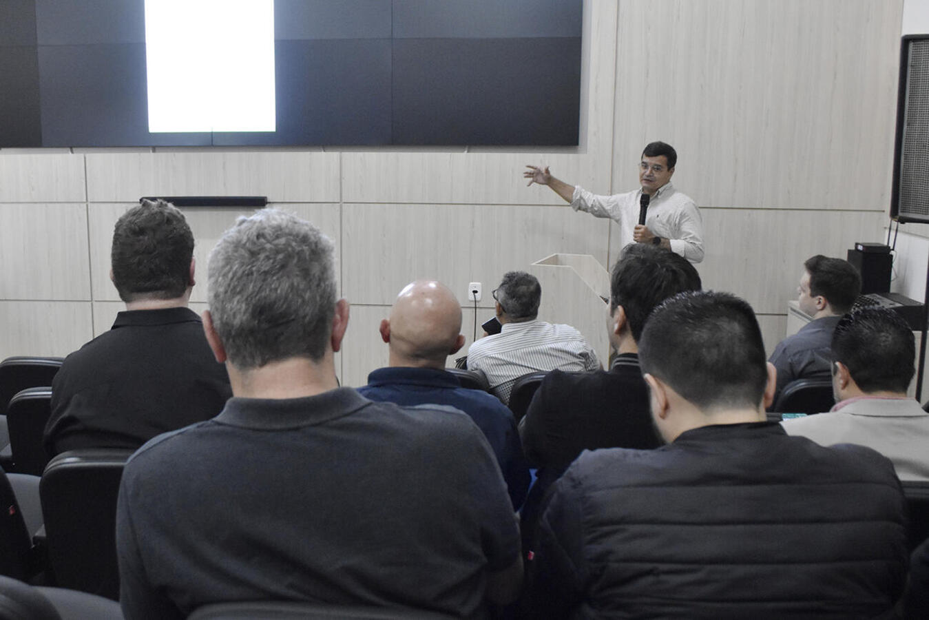 Empresários e profissionais da construção civil foram convidados para reunião de trabalho realizada na manhã desta terça (11) no auditório do Edifício Luis Brandalize