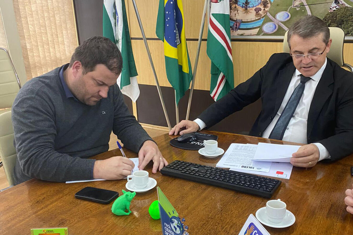 Parceria foi formalizada em ato na Sala de Reuniões do Gabinete do Prefeito realizado na tarde desta quinta (13); investimento para oferta de 530 vagas é de R$ 160 mil 