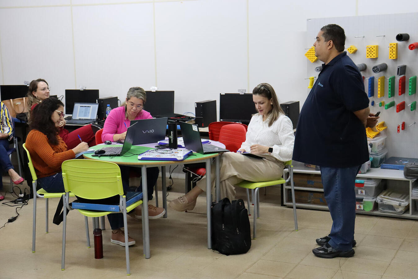 Durante esta semana, equipe da empresa que fornece o material estão ministram curso a 45 professores da rede municipal especialistas em educação especial