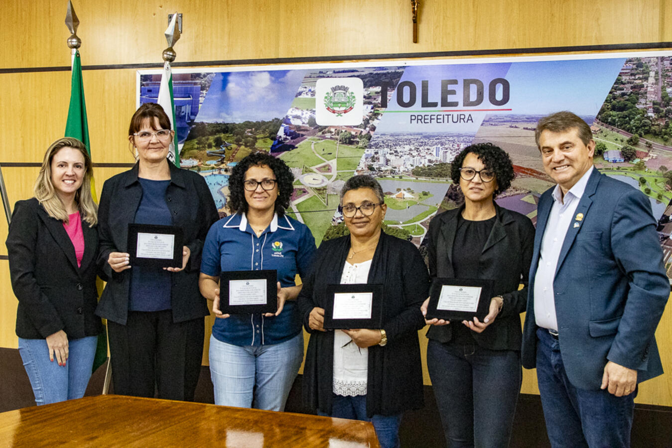 Prefeitura homenageia servidores municipais que cumpriram seu tempo de serviço