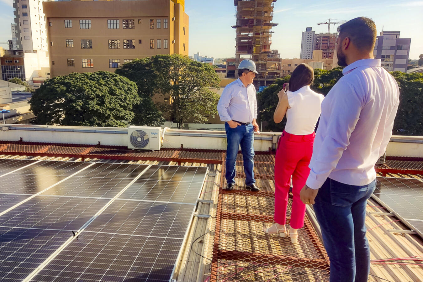 Usinas fotovoltaicas são instaladas em espaços da administração municipal