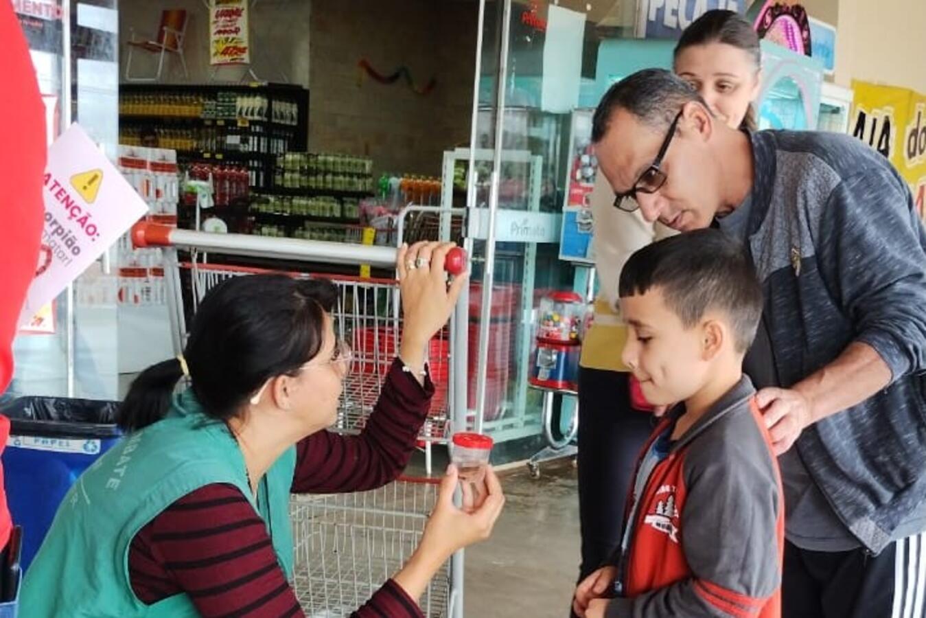 Equipes do setor estão ensinando clientes destes estabelecimentos a como prevenir focos do Aedes aegypti e acidentes com escorpiões-amarelos