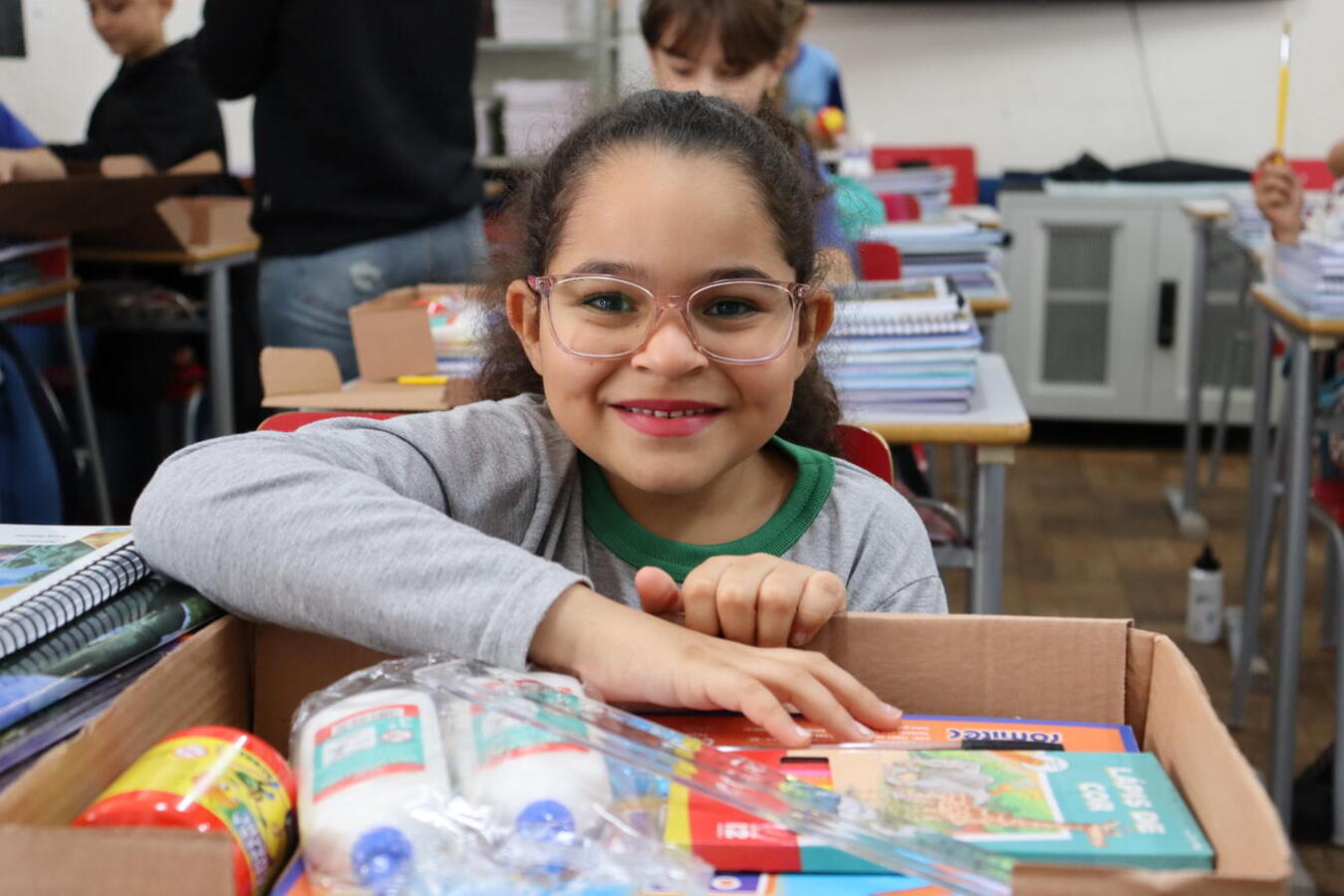 Conforme a turma em que estão matriculados, alunos da rede municipal de ensino estão recebendo materiais escolares adquiridos ao valor de R$ 2.199.043,67