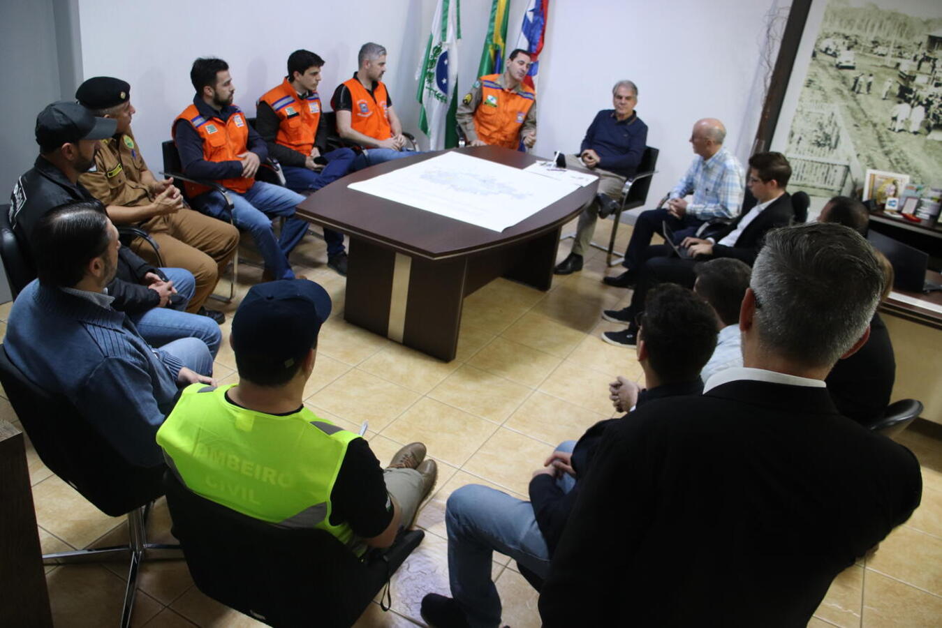 Comitiva esteve ontem (31/7) no município e falou a respeito dos procedimentos de análise em imóveis afetados pela trágica explosão que vitimou 9 trabalhadores (Crédito: Assessoria/Prefeitura de Palotina)