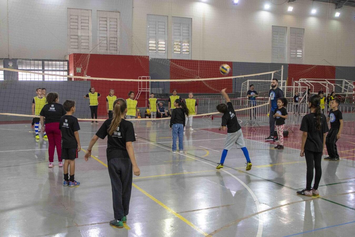Iniciada nesta segunda (14), competição seguirá sendo realizada no câmpus II da Unipar até sexta-feira (18); 1.706 alunos de 36 escolas disputam 6 modalidades