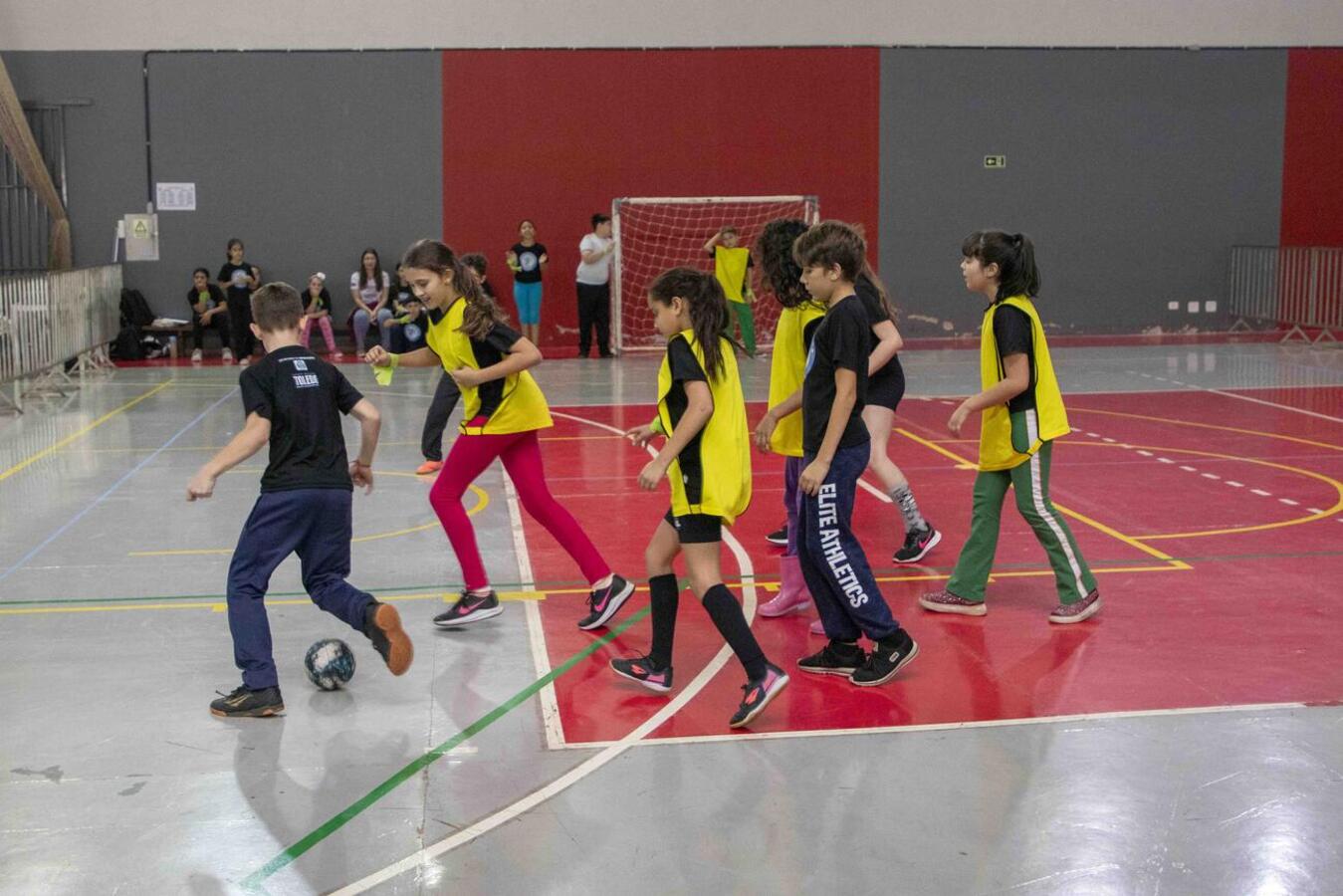 Iniciada nesta segunda (14), competição seguirá sendo realizada no câmpus II da Unipar até sexta-feira (18); 1.706 alunos de 36 escolas disputam 6 modalidades