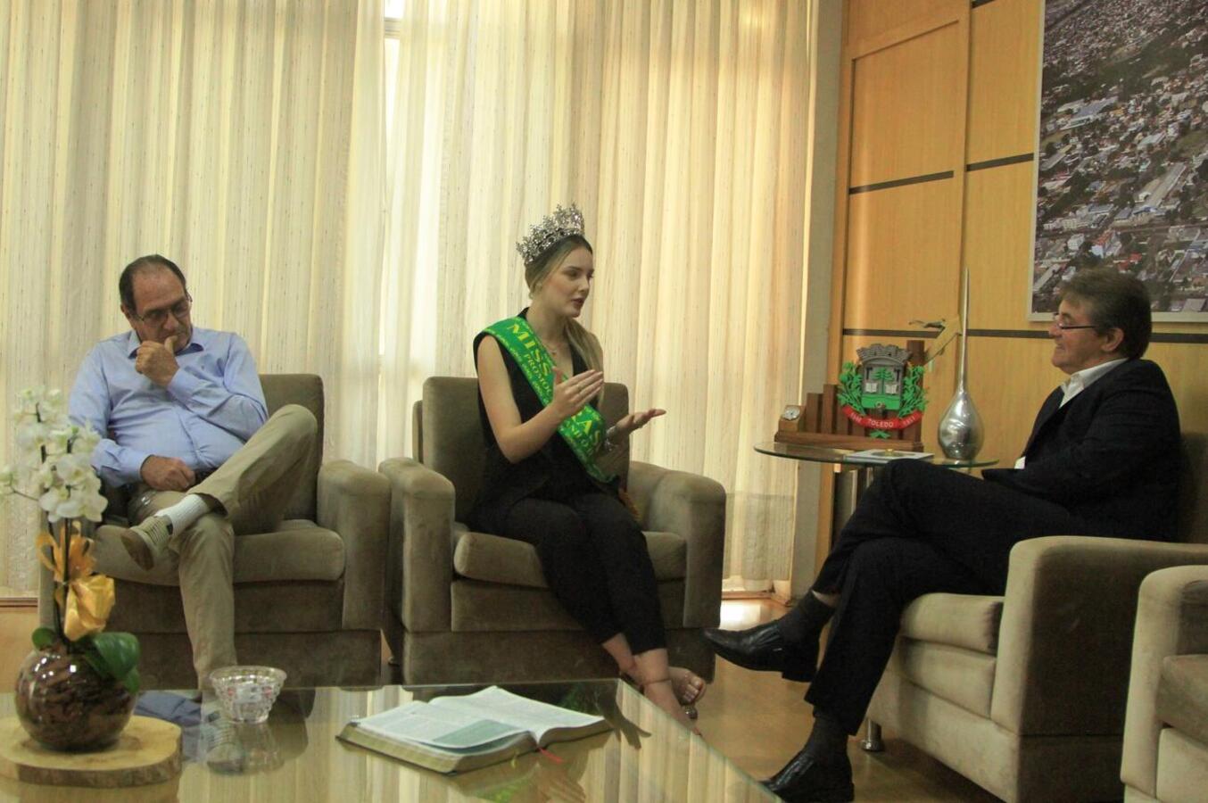 Toledana vencedora do Miss Brasil Globo é recepcionada pelo prefeito