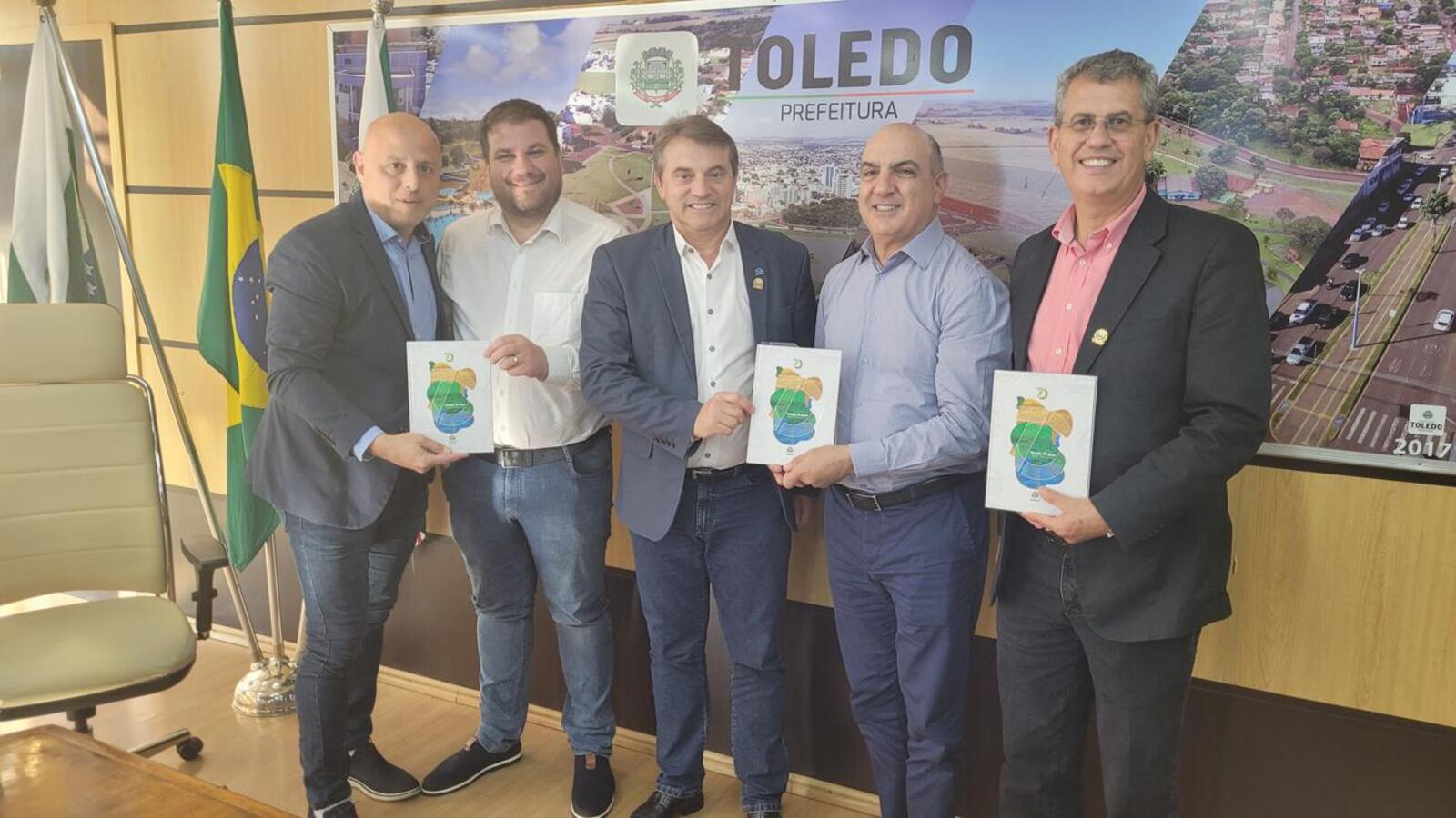 Executivos falaram, na tarde desta quinta (10), na Sala de Reuniões do Gabinete do Prefeito, sobre ações da instituição voltadas ao desenvolvimento de municípios