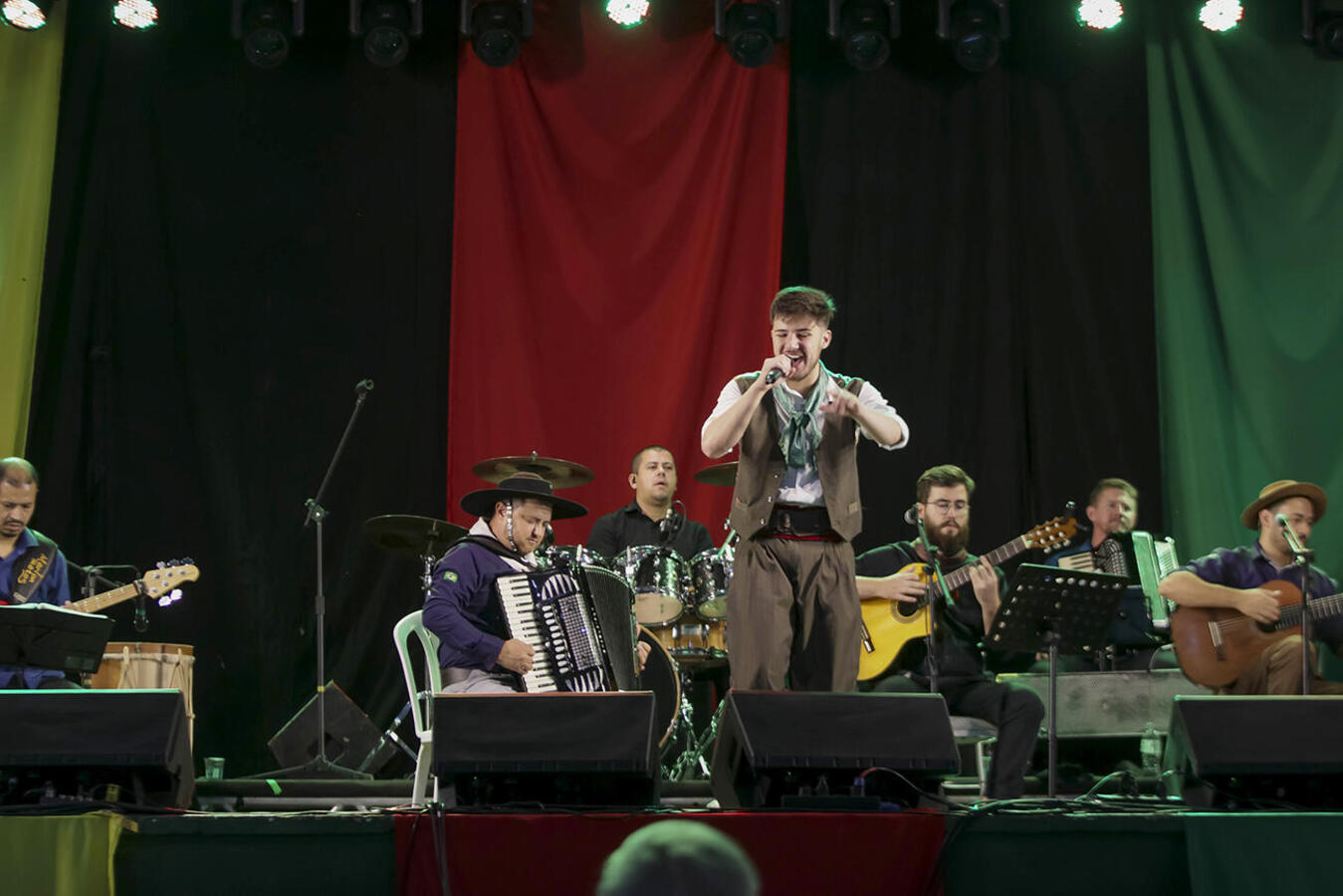 Final do Festival Farroupilha de Toledo foi realizada na noite desta quinta (21) no Centro de Eventos Ismael Sperafico, que recebe Semana Farroupilha até domingo
