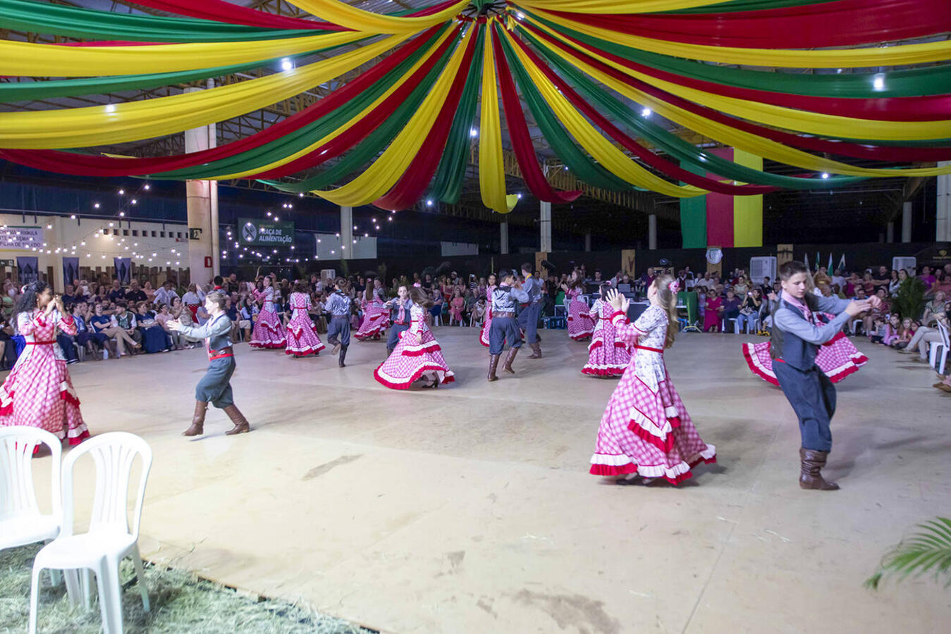 Final do Festival Farroupilha de Toledo foi realizada na noite desta quinta (21) no Centro de Eventos Ismael Sperafico, que recebe Semana Farroupilha até domingo