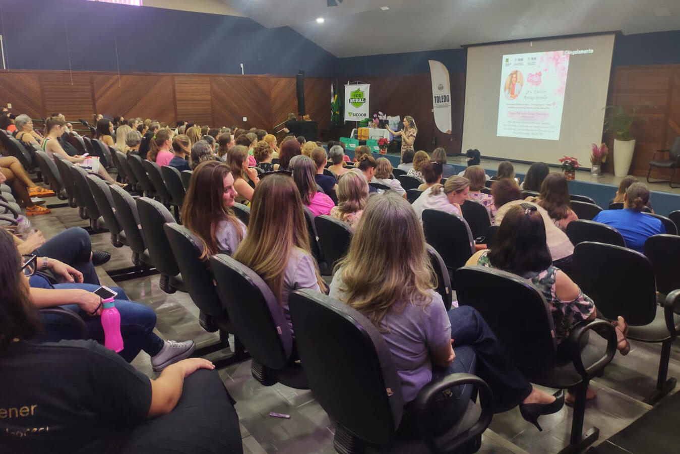 Encontro realizado na última terça-feira (19) proporcionou momentos agradáveis e edificantes a 122 mulheres para o auditório do Centro de Eventos Ismael Sperafico