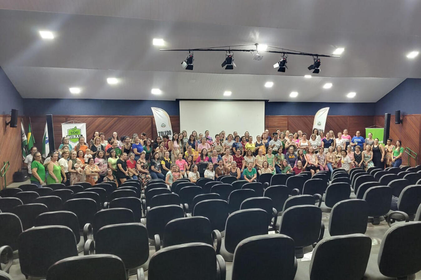 Encontro realizado na última terça-feira (19) proporcionou momentos agradáveis e edificantes a 122 mulheres para o auditório do Centro de Eventos Ismael Sperafico