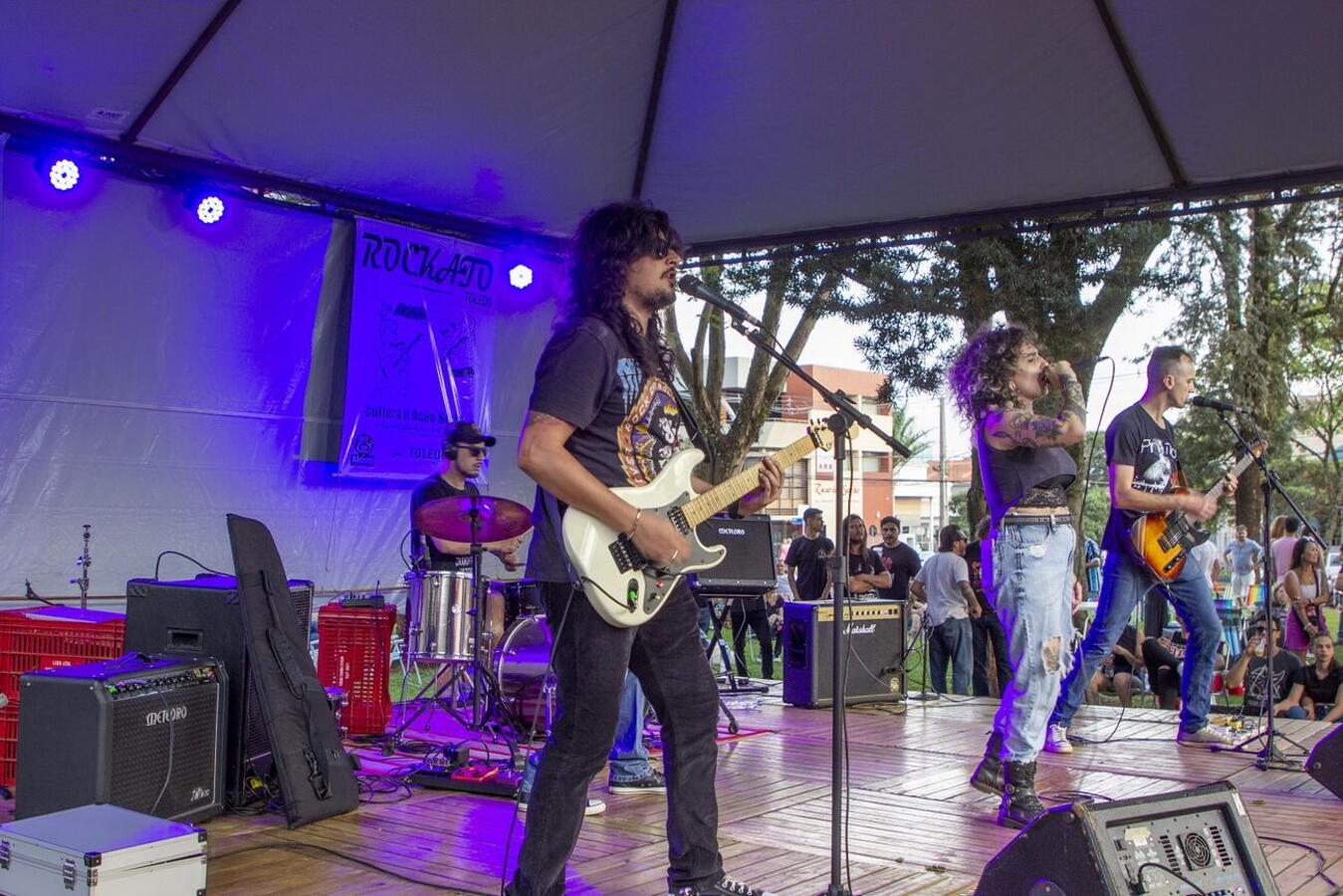 Evento realizado no último domingo (3) na Praça da Cultura teve shows com sete bandas de rock, adoção de 15 animais e doação de 460 quilos de ração