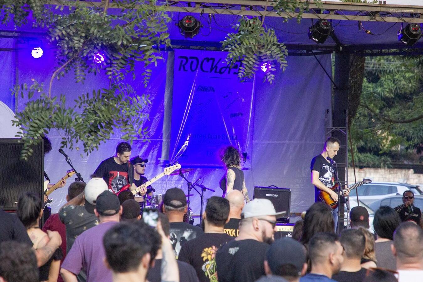 Evento realizado no último domingo (3) na Praça da Cultura teve shows com sete bandas de rock, adoção de 15 animais e doação de 460 quilos de ração