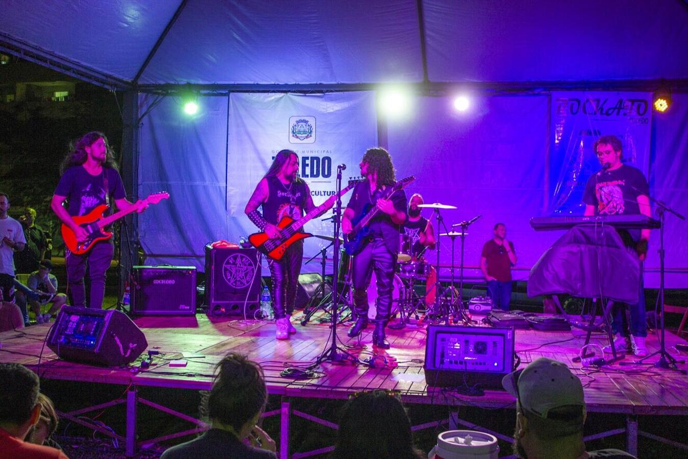 Evento realizado no último domingo (3) na Praça da Cultura teve shows com sete bandas de rock, adoção de 15 animais e doação de 460 quilos de ração