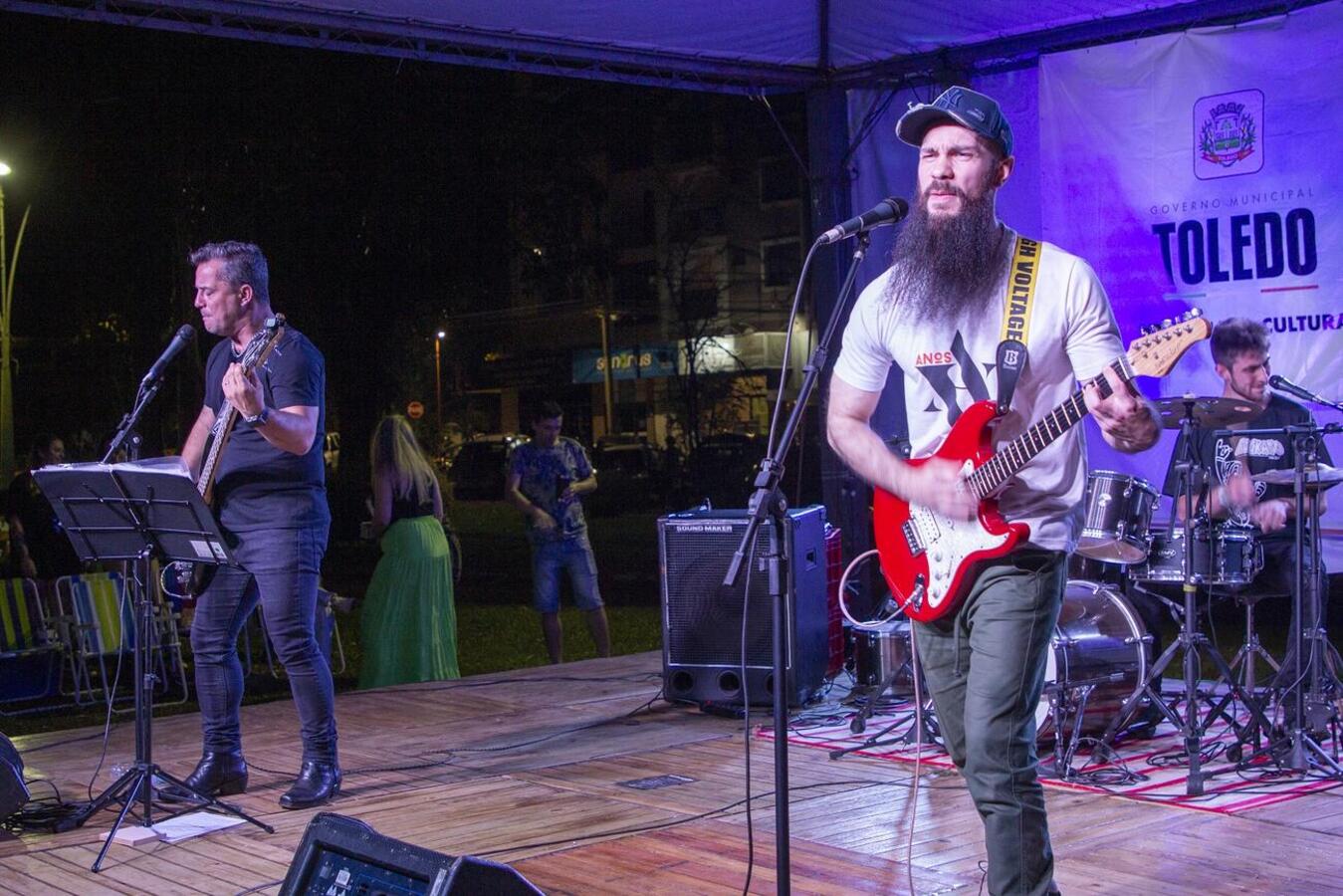 Evento realizado no último domingo (3) na Praça da Cultura teve shows com sete bandas de rock, adoção de 15 animais e doação de 460 quilos de ração