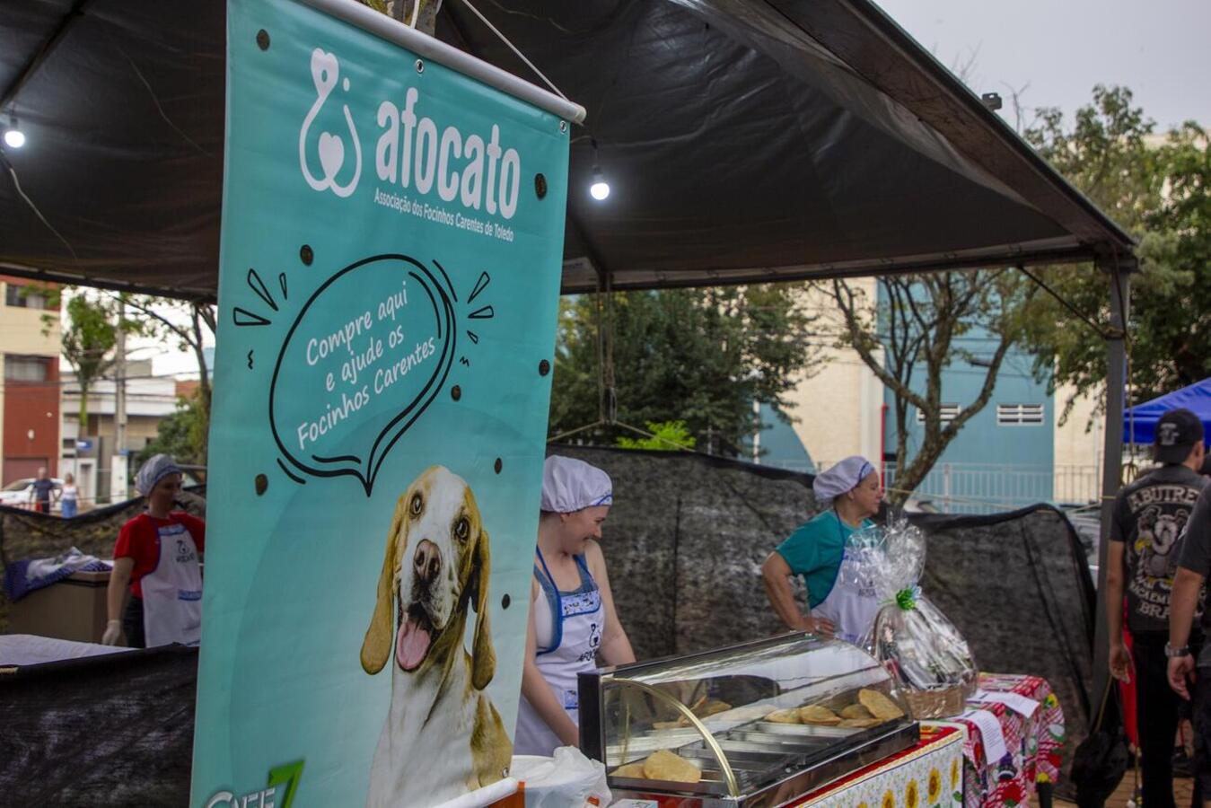 Evento realizado no último domingo (3) na Praça da Cultura teve shows com sete bandas de rock, adoção de 15 animais e doação de 460 quilos de ração