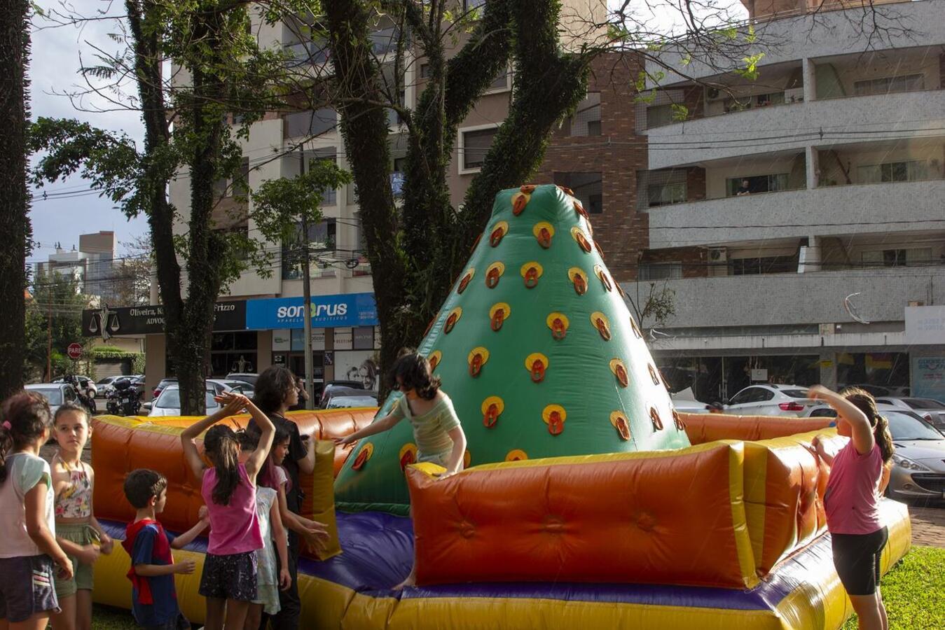Evento realizado no último domingo (3) na Praça da Cultura teve shows com sete bandas de rock, adoção de 15 animais e doação de 460 quilos de ração