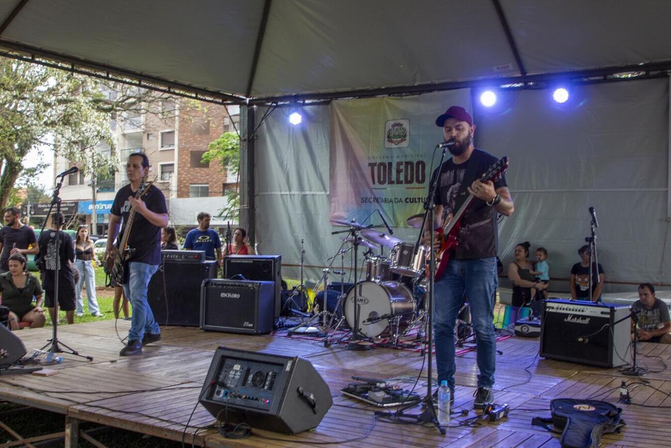 Evento realizado no último domingo (3) na Praça da Cultura teve shows com sete bandas de rock, adoção de 15 animais e doação de 460 quilos de ração