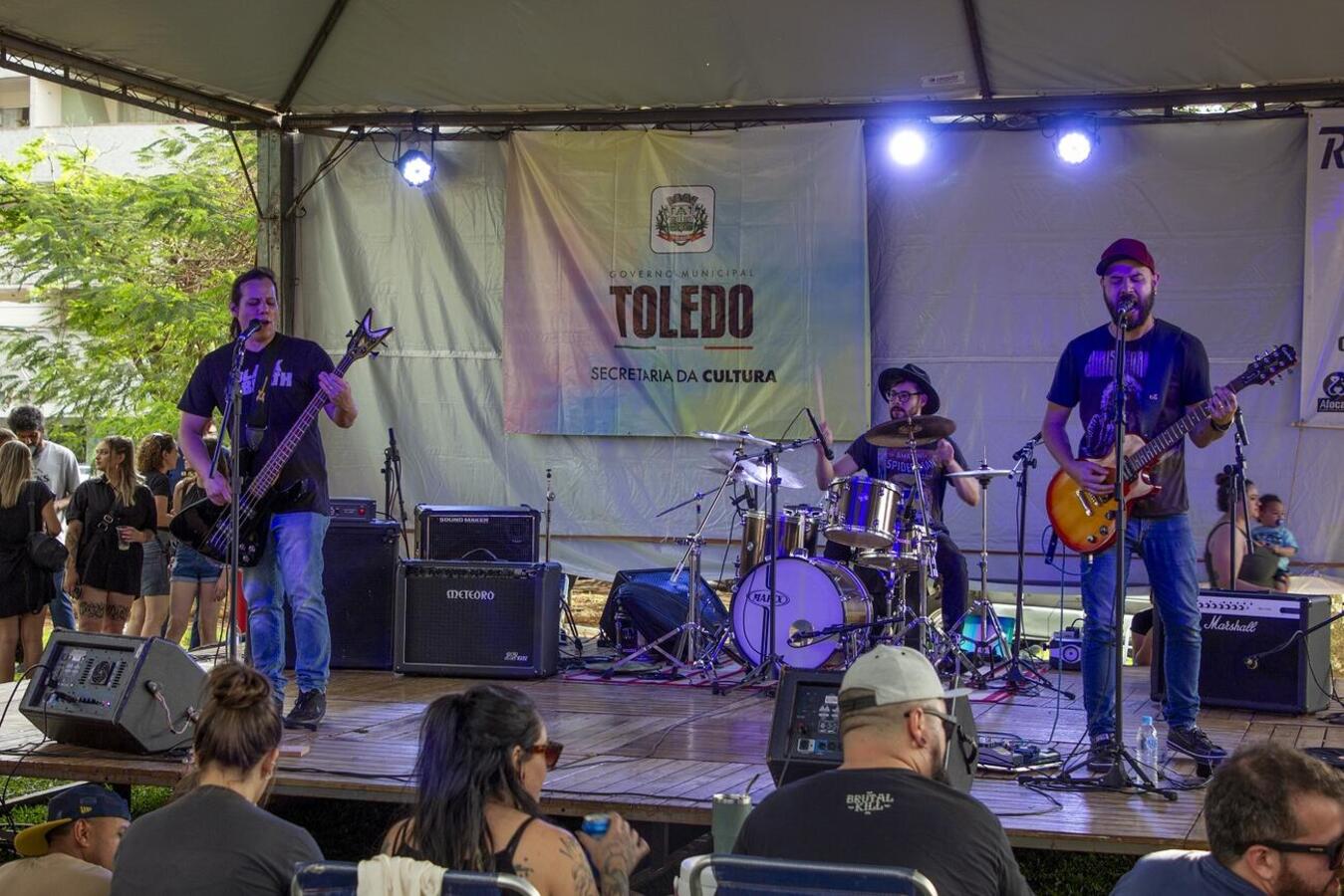 Evento realizado no último domingo (3) na Praça da Cultura teve shows com sete bandas de rock, adoção de 15 animais e doação de 460 quilos de ração