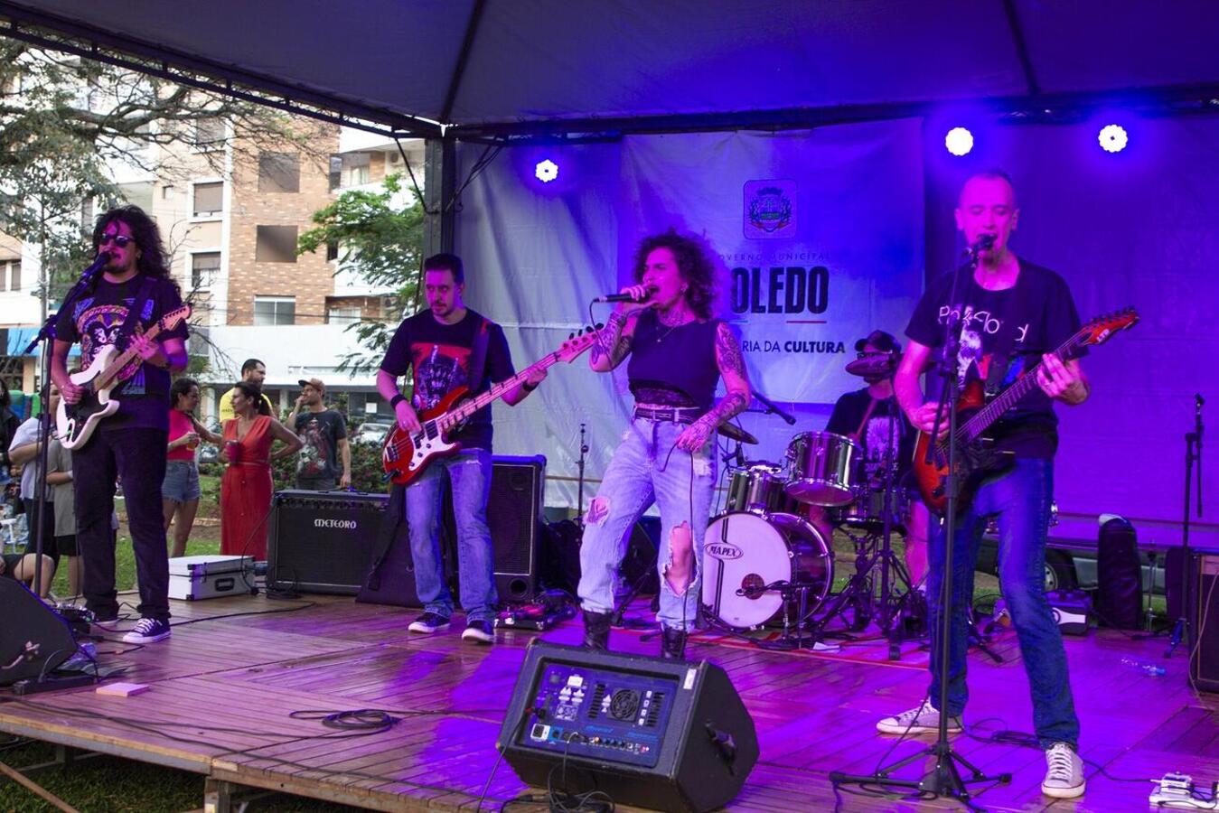 Evento realizado no último domingo (3) na Praça da Cultura teve shows com sete bandas de rock, adoção de 15 animais e doação de 460 quilos de ração