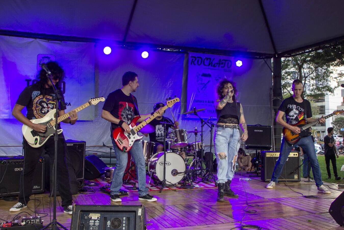 Evento realizado no último domingo (3) na Praça da Cultura teve shows com sete bandas de rock, adoção de 15 animais e doação de 460 quilos de ração