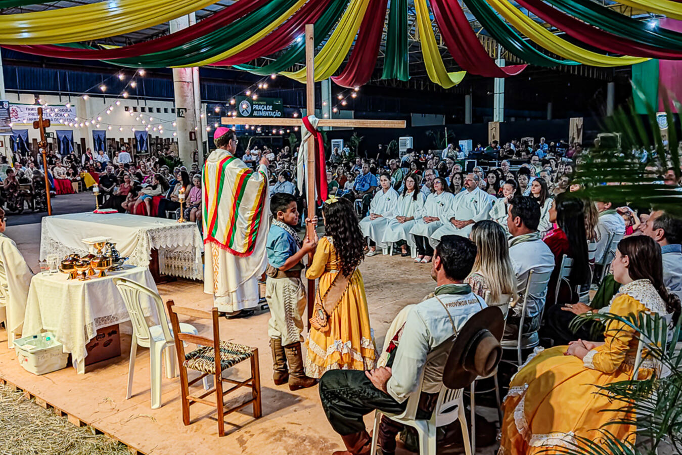 Chegada da chama crioula, missa e baile abriram a 14ª Semana Farroupilha